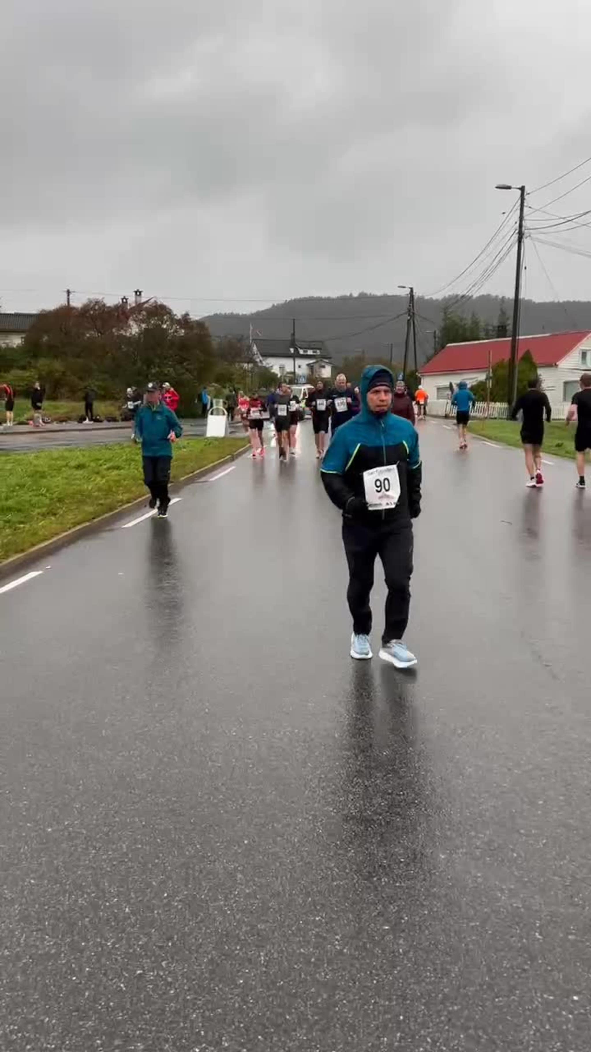Oppvarming før Sørfjorden halvmaraton 2025
