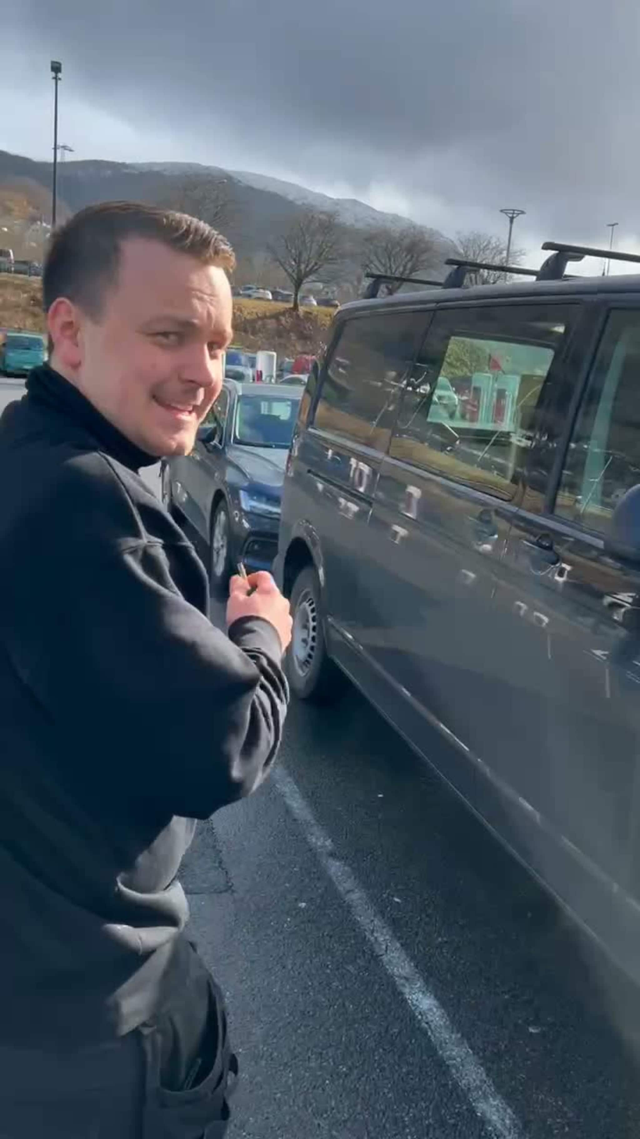 Bli med inn i firmabilen til røyrleggarane