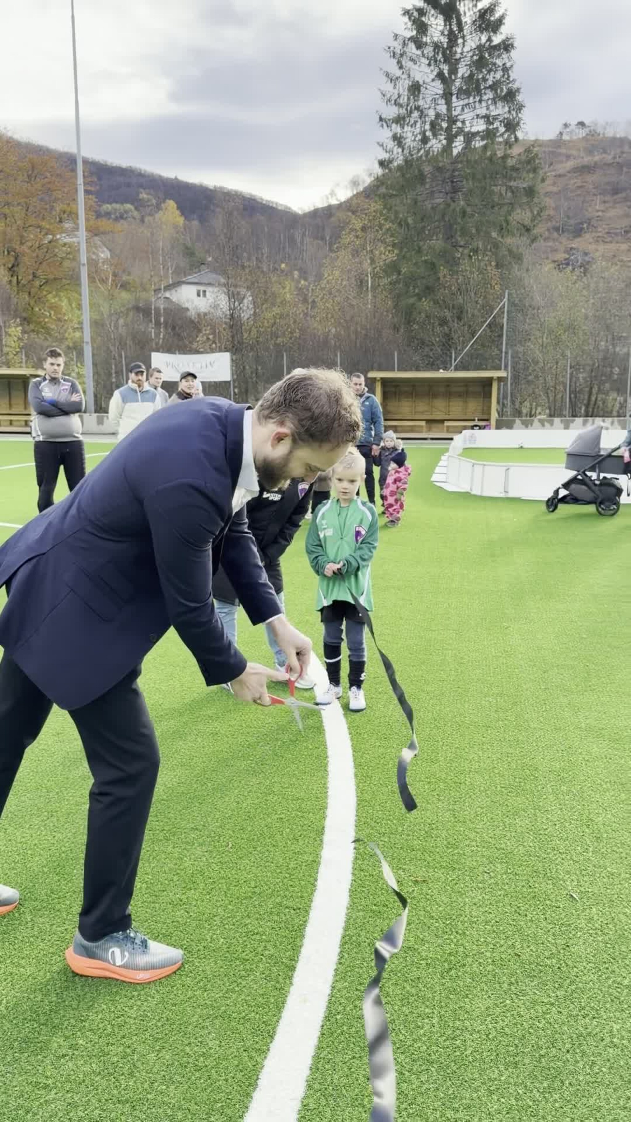 Gjenåpning av kunstgress og folkefest på Espeland