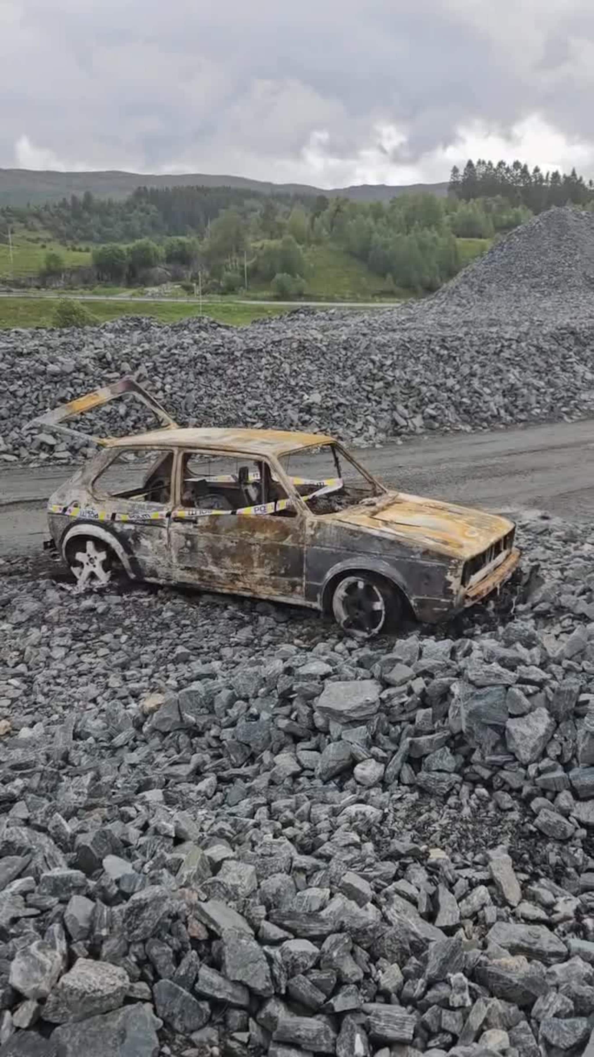 Den utbrente bilen ble funnet innimellom hauger med grus