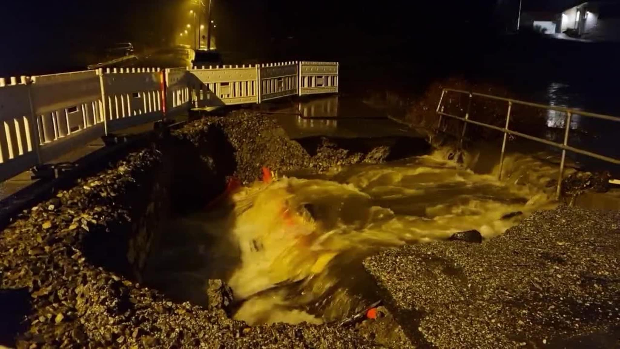 Vannmassene fosser over og gjennom Breisteinsvegen