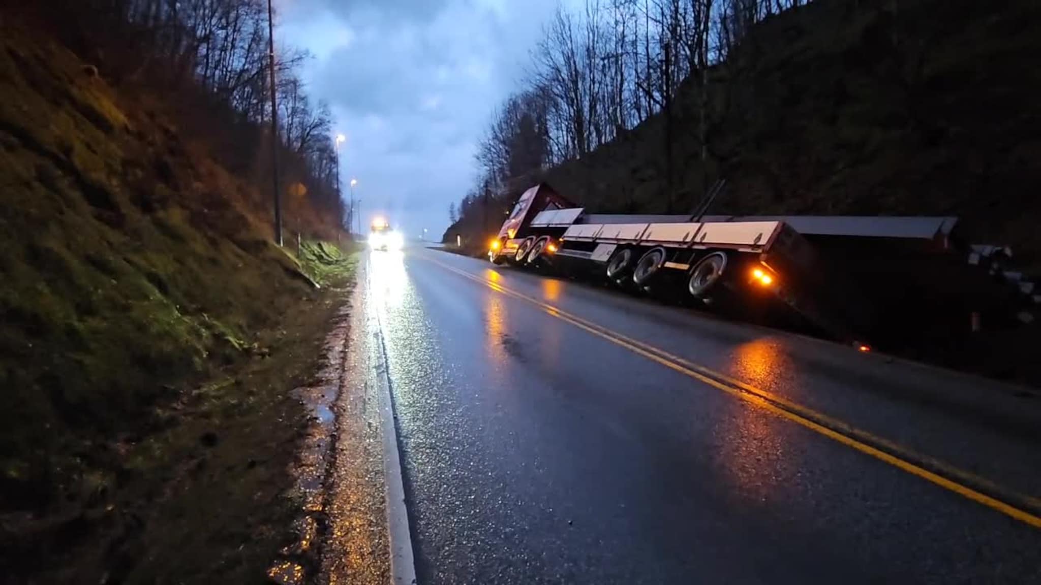Tungkøyretøy i grøfta nær Espevoll
