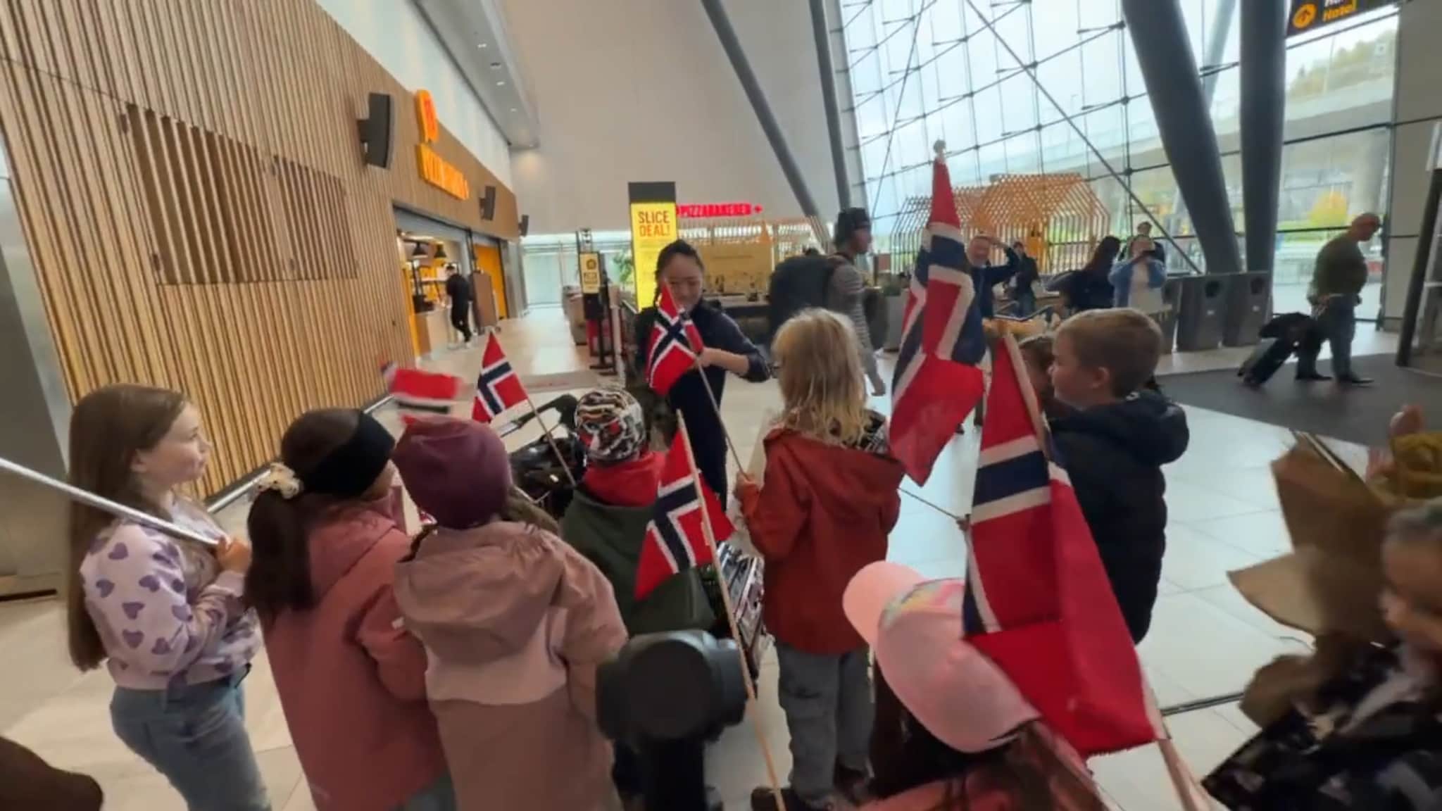 Skolebarna hyller læreren og VM-helten