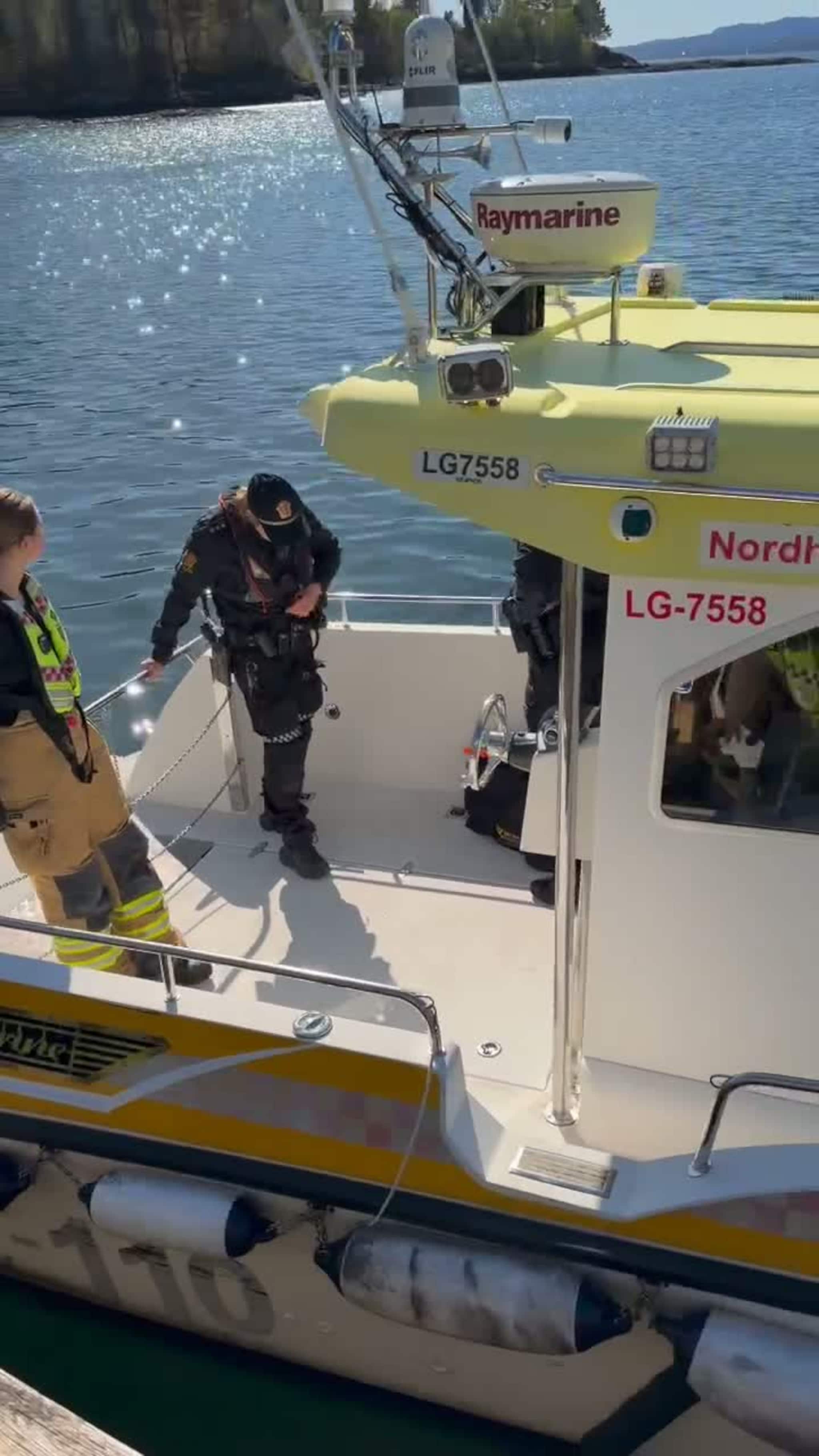 Nødetatene på vei til brannstedet på Fjellskålnes