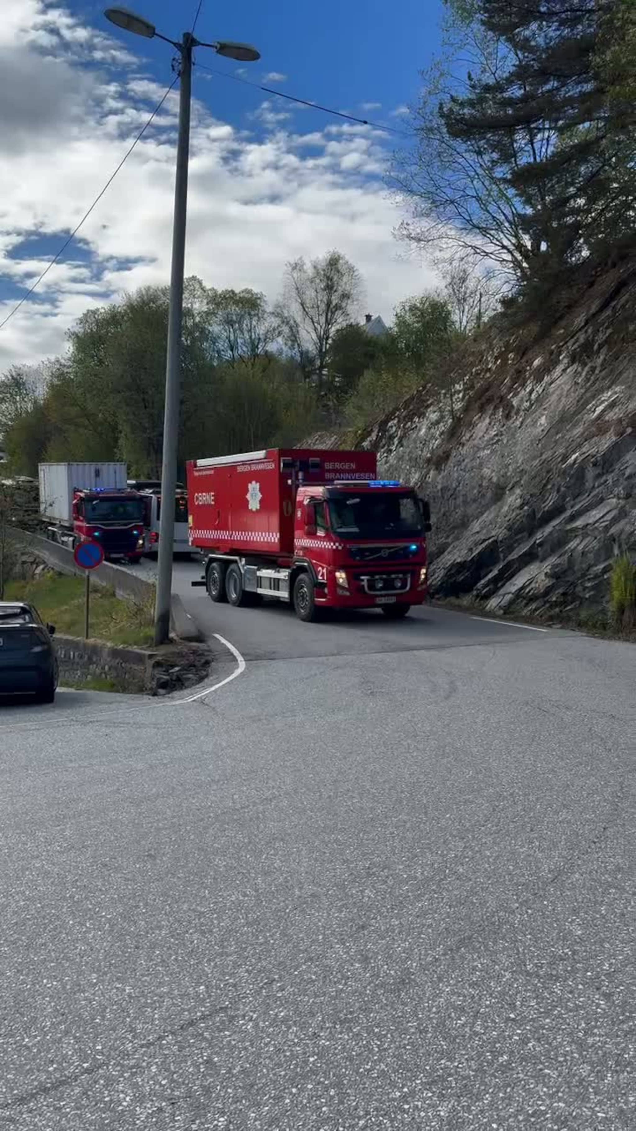 Her kjem brannvesenet med forsterkingar