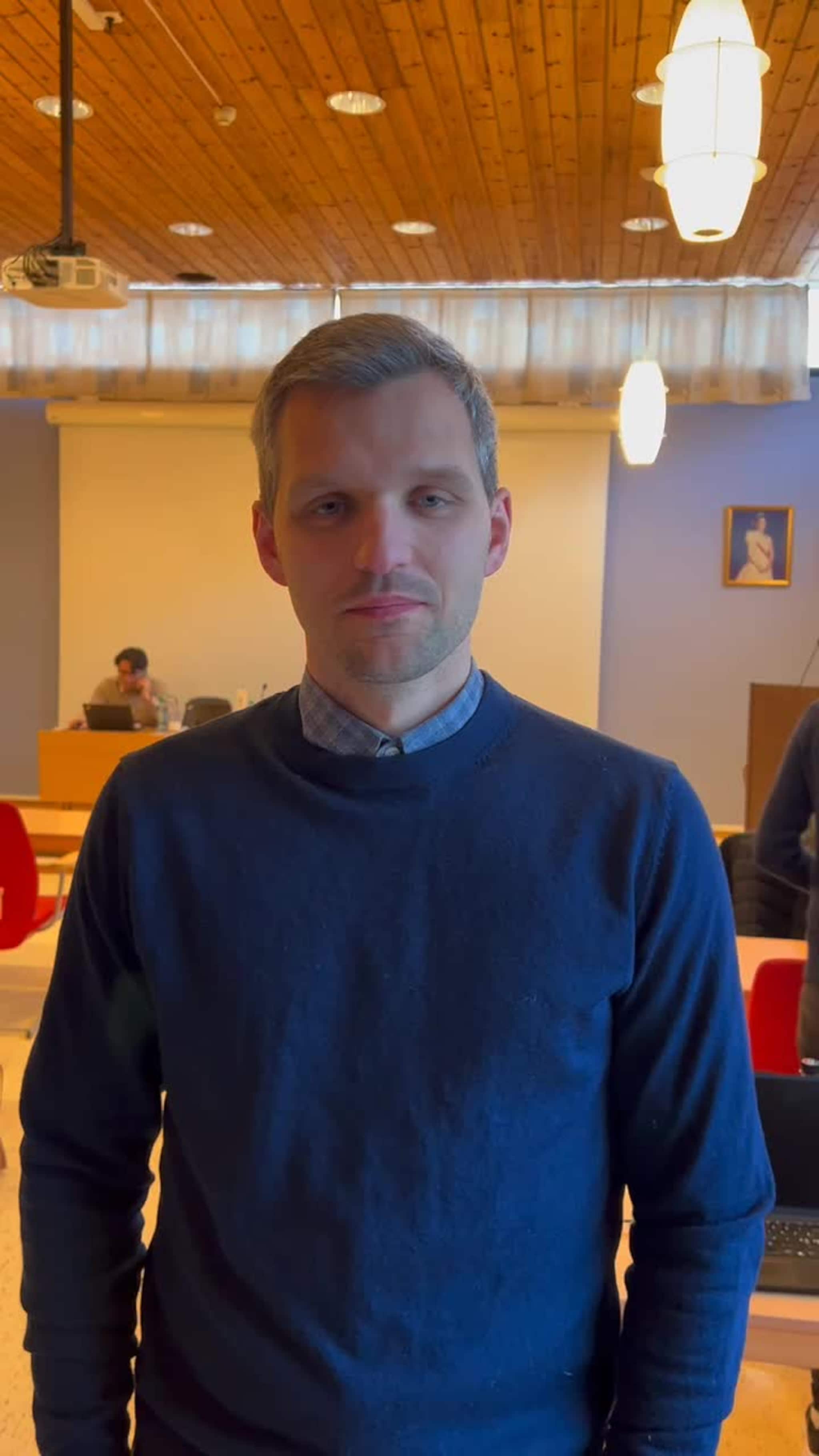 Alexander Thunestved (Ap) sitt aller første heradsstyremøte som fungerande ordførar