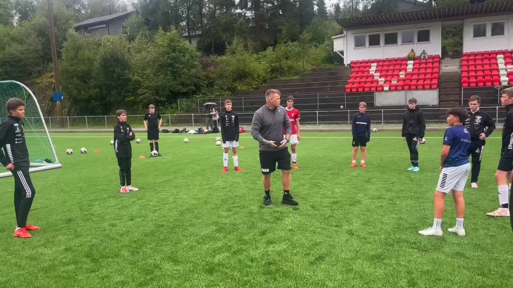 John Arne Riise instruerer på feltet