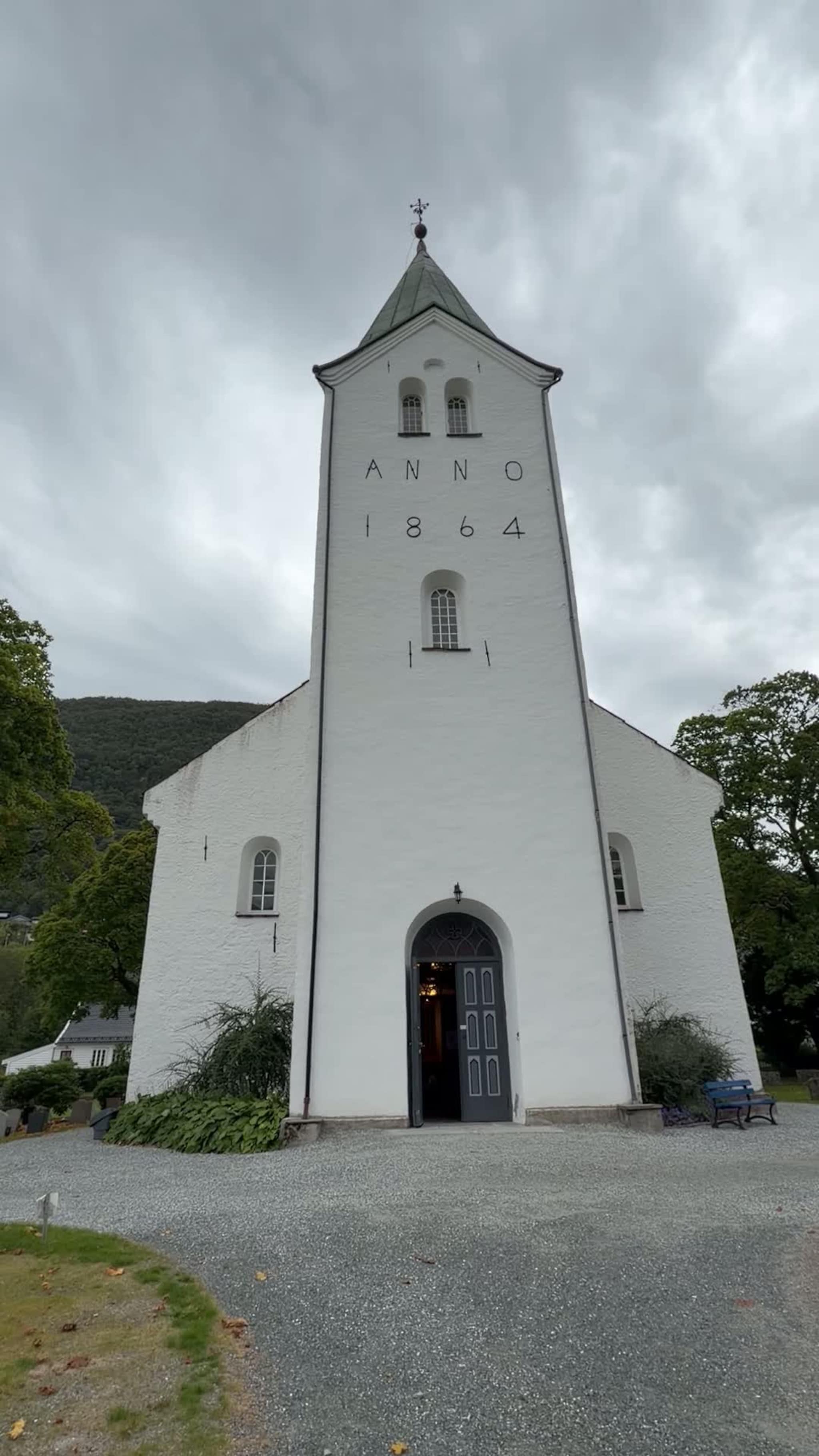 Kirkeklokkene ringer for kong Harald