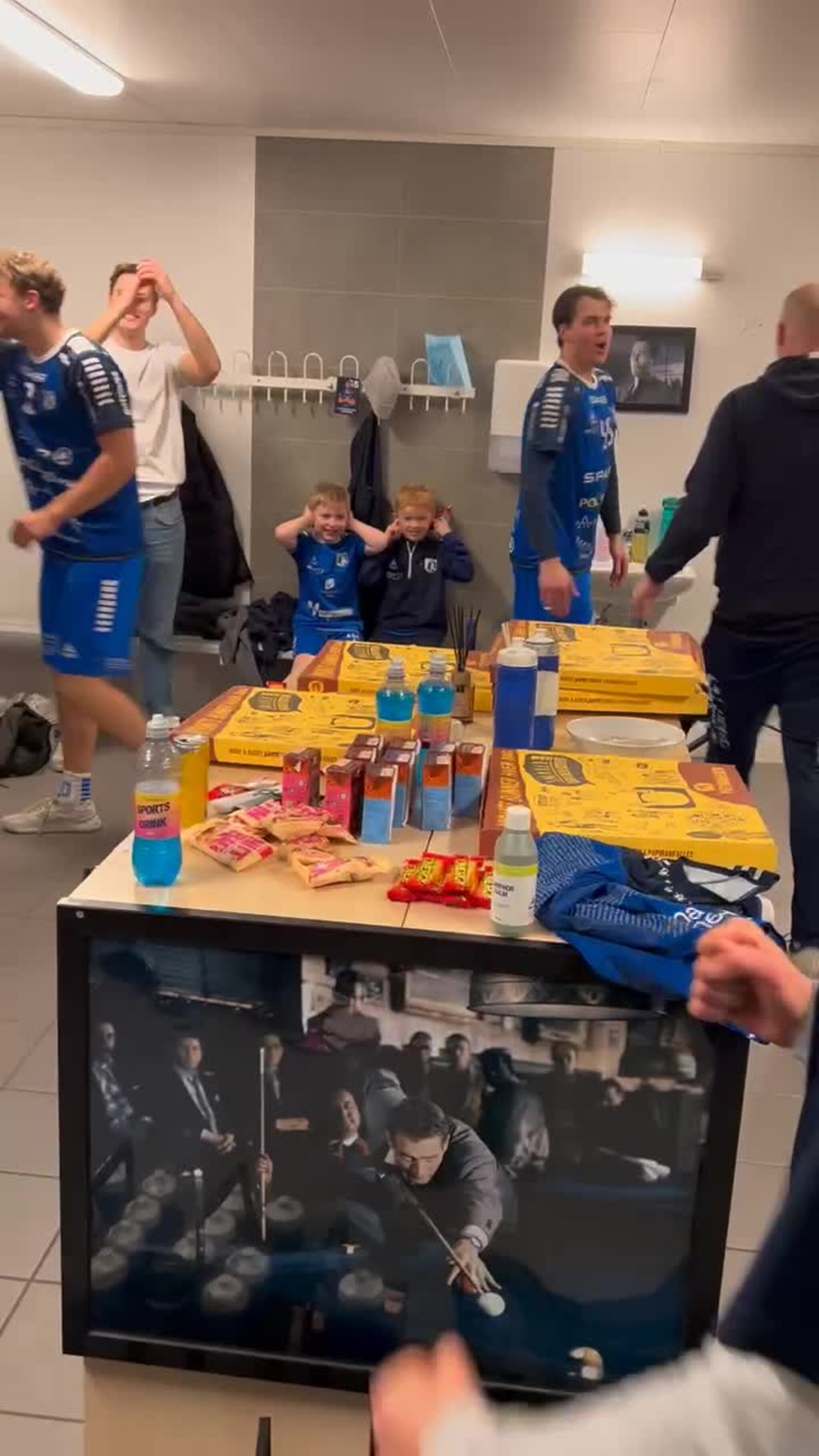 Full jubel i garderoben etter seieren over erkerivalen