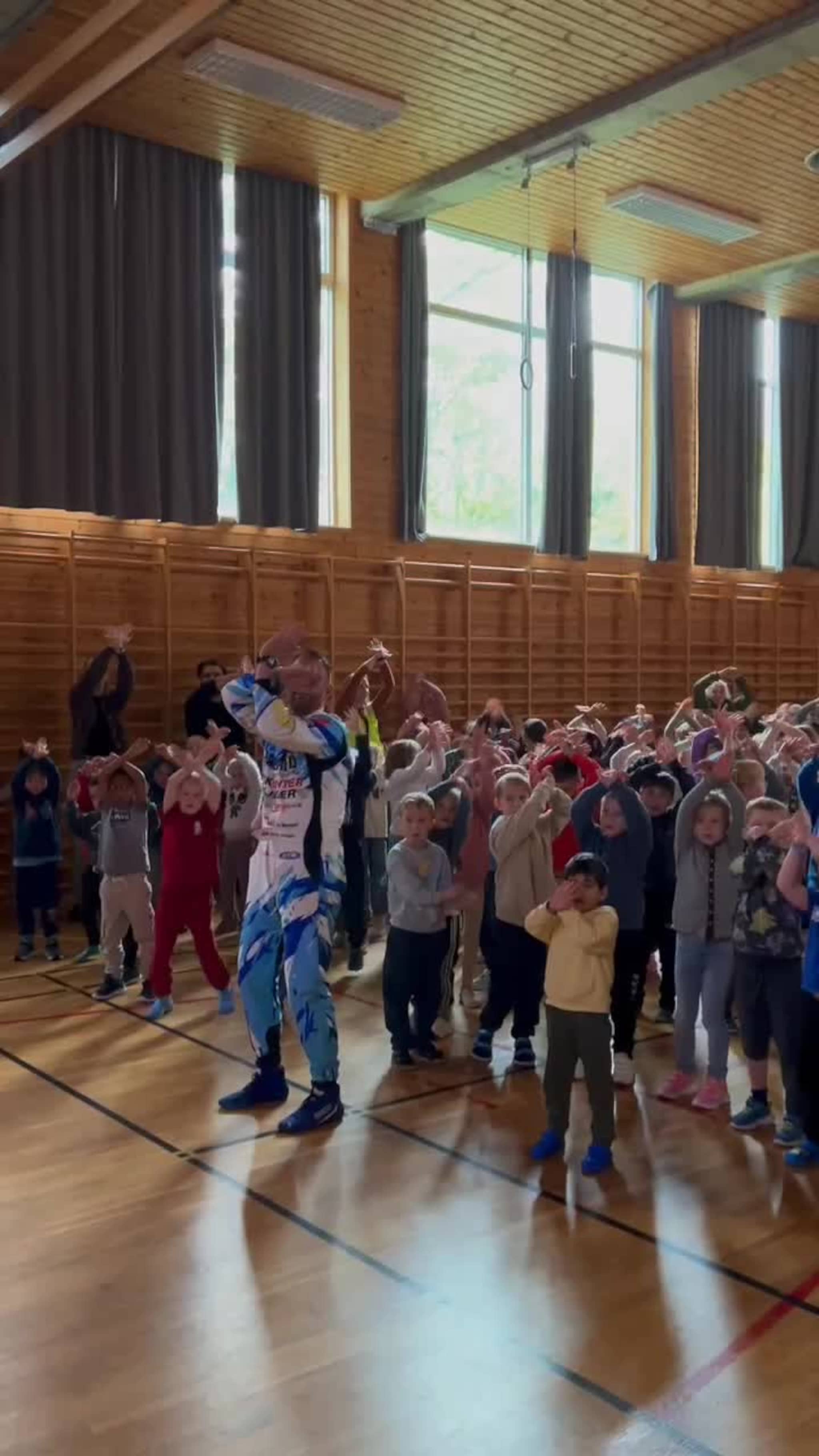 Blime-dansen i gymsalen på Ytre Arna skule