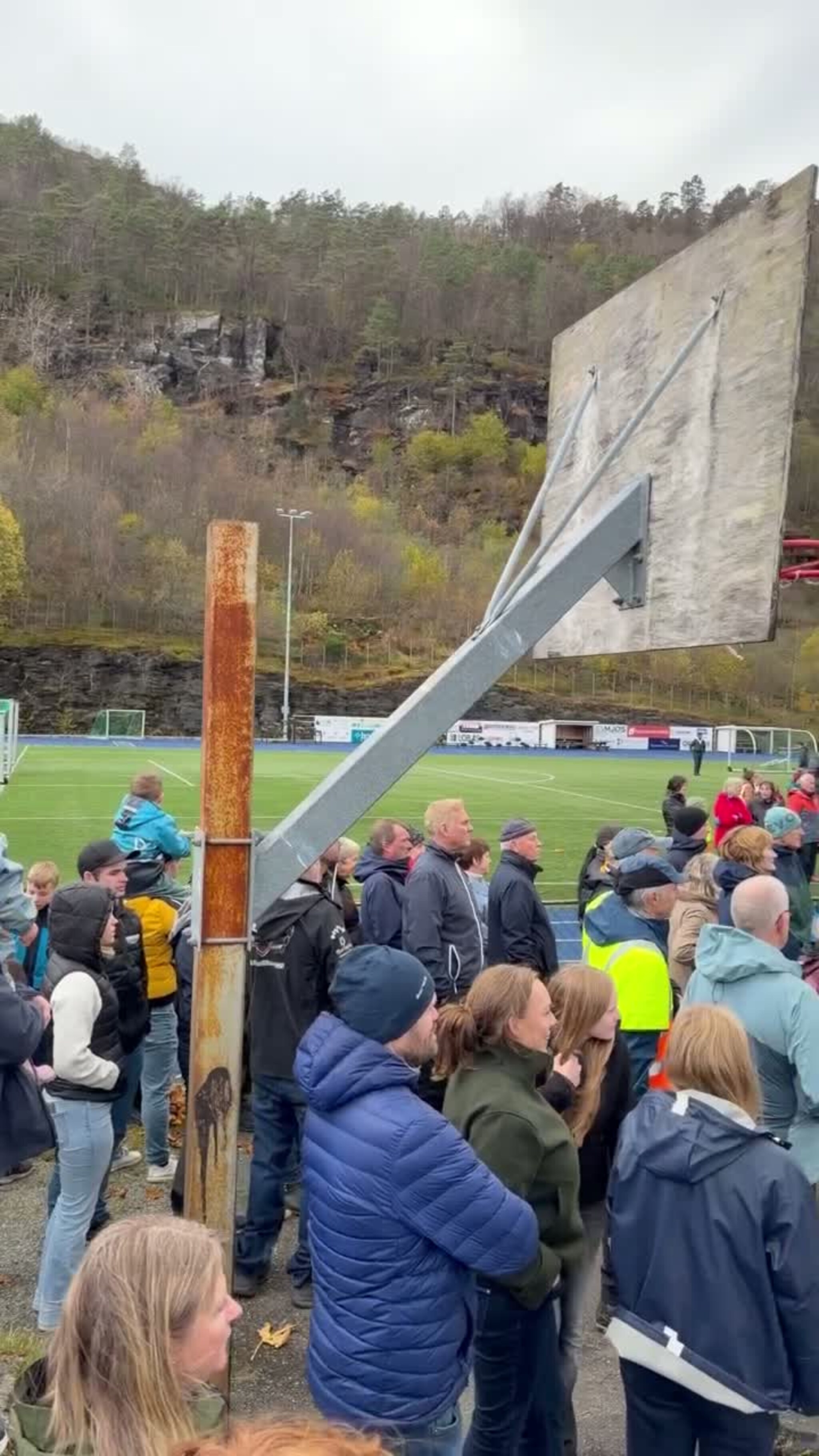 Heile bygda stiller seg bak skulen i Fotlandsvåg