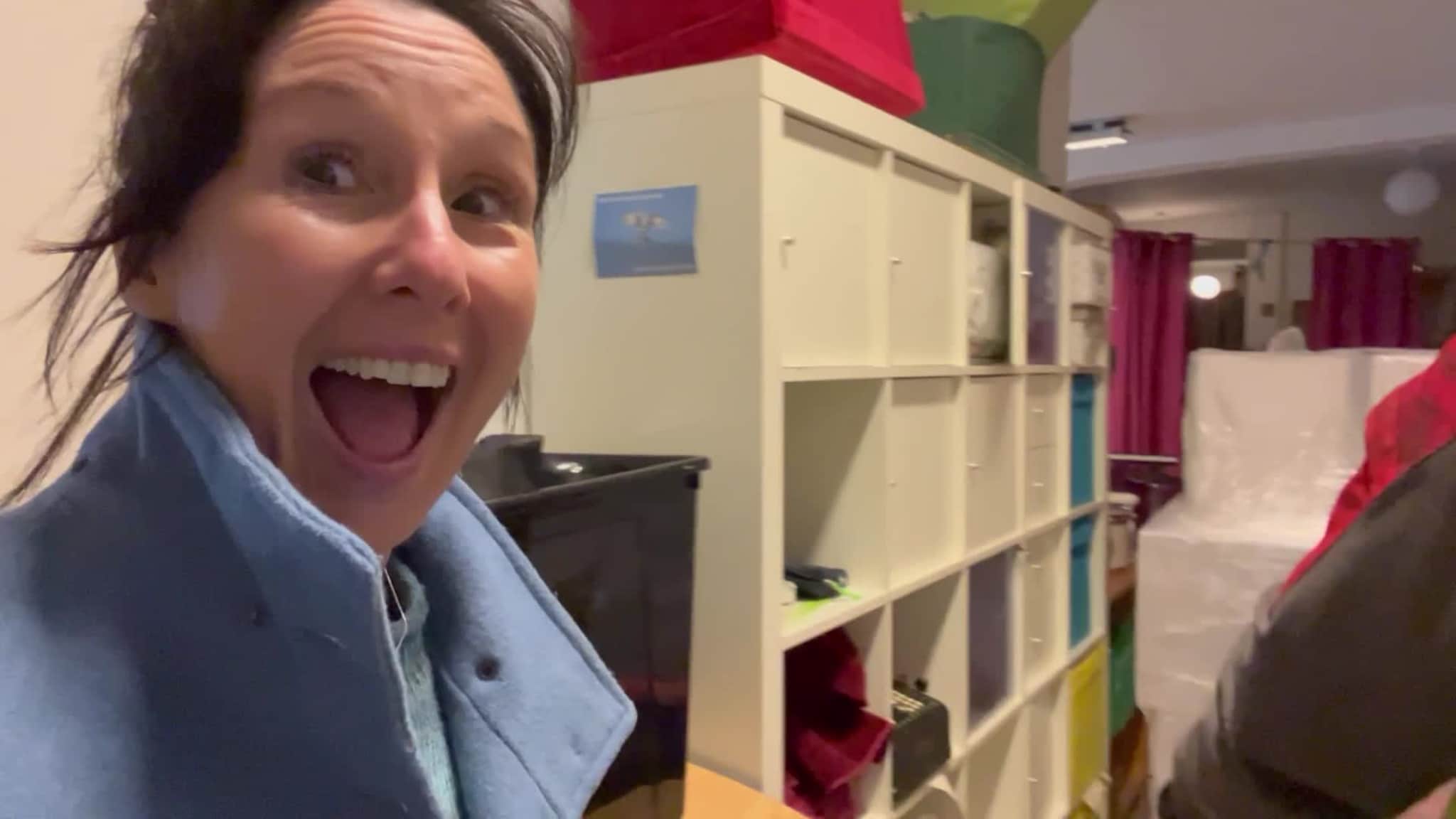 Her får Irene levert et halvt tonn med bøker på døren