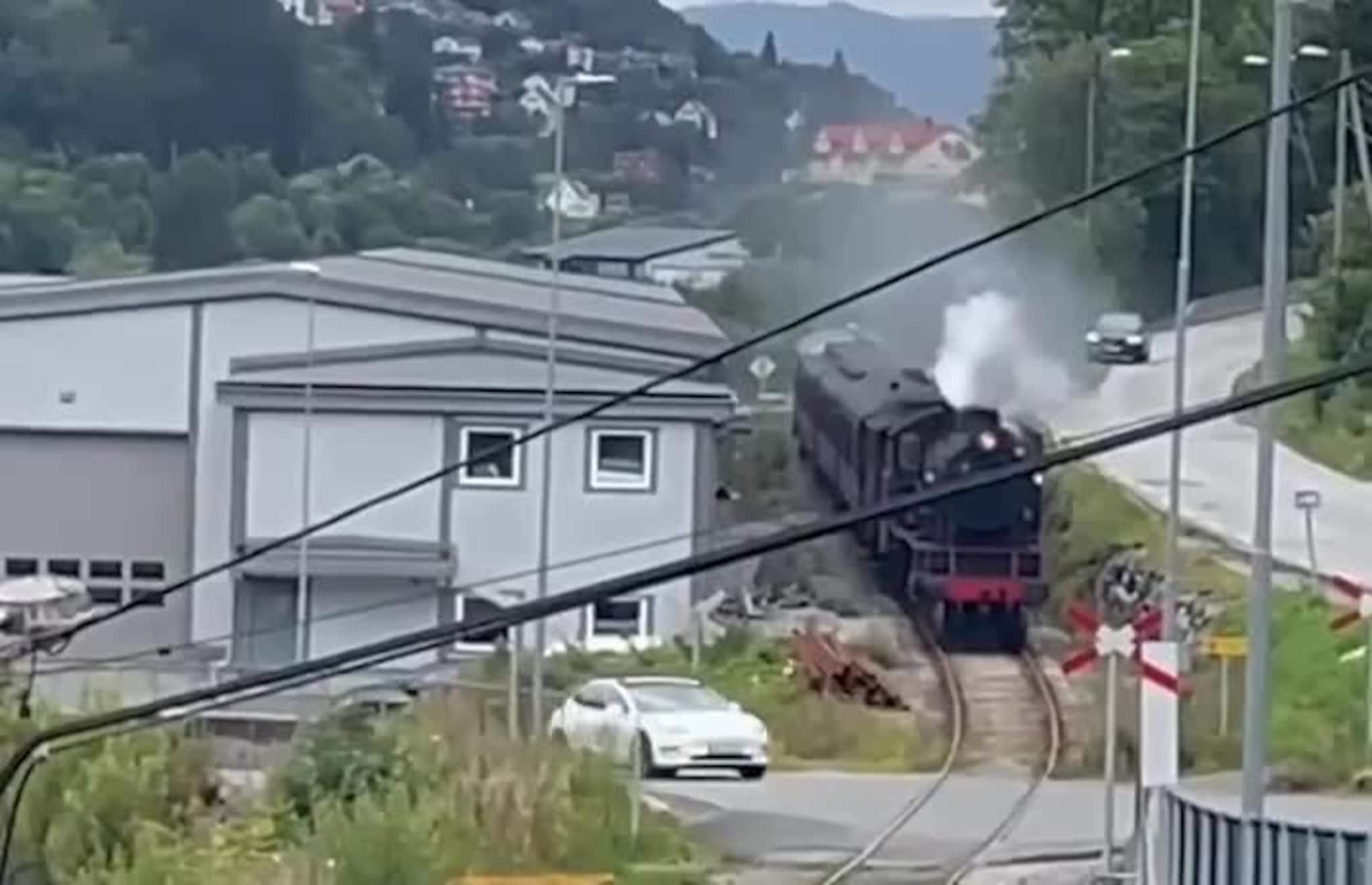 Nestenulukke med vetarantoget i Indre Arna