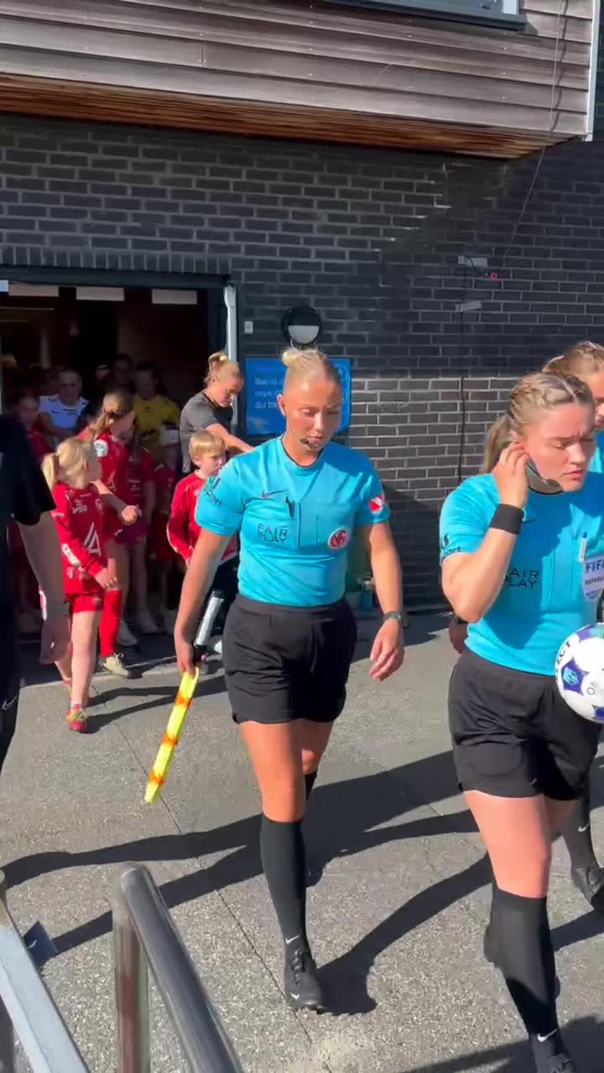 Innmarsj Arna-Bjørnar - Brann