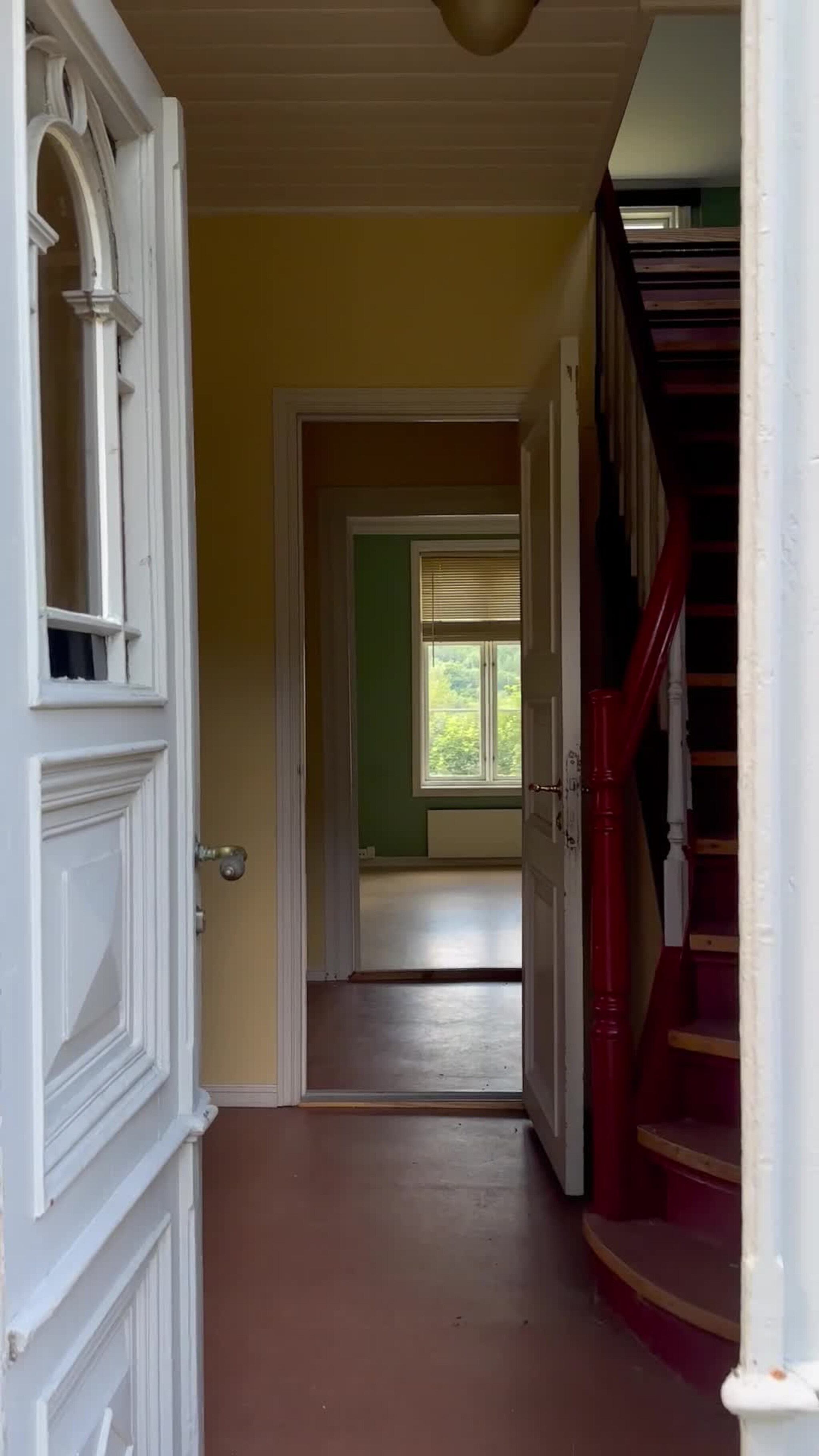Bli med inn i den gamle prestegardbustaden