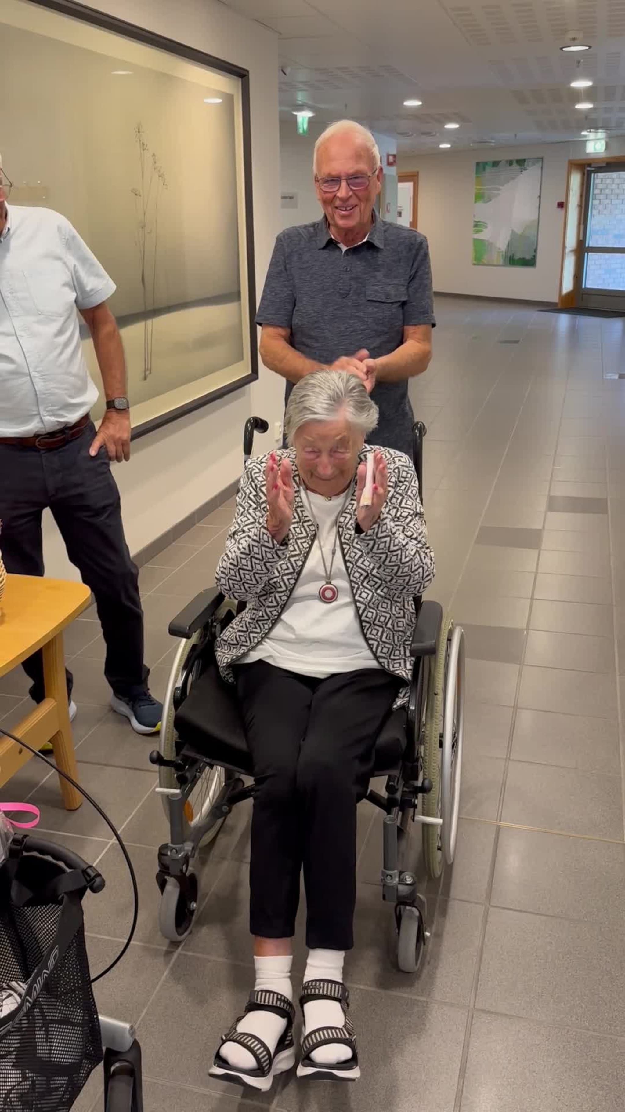 Sally med strålende humør på 100-årsdagen sin