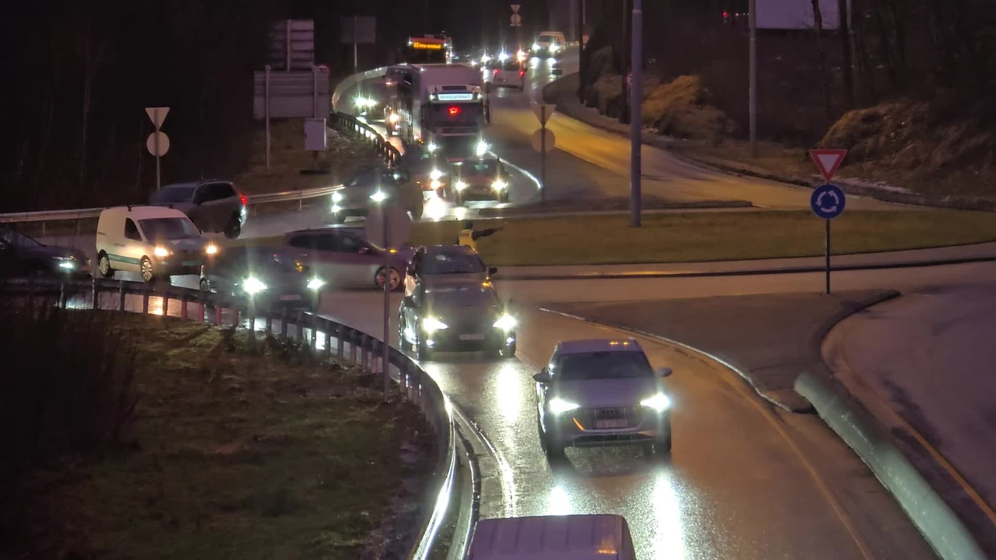 Politiet dirigerer trafikken på E16