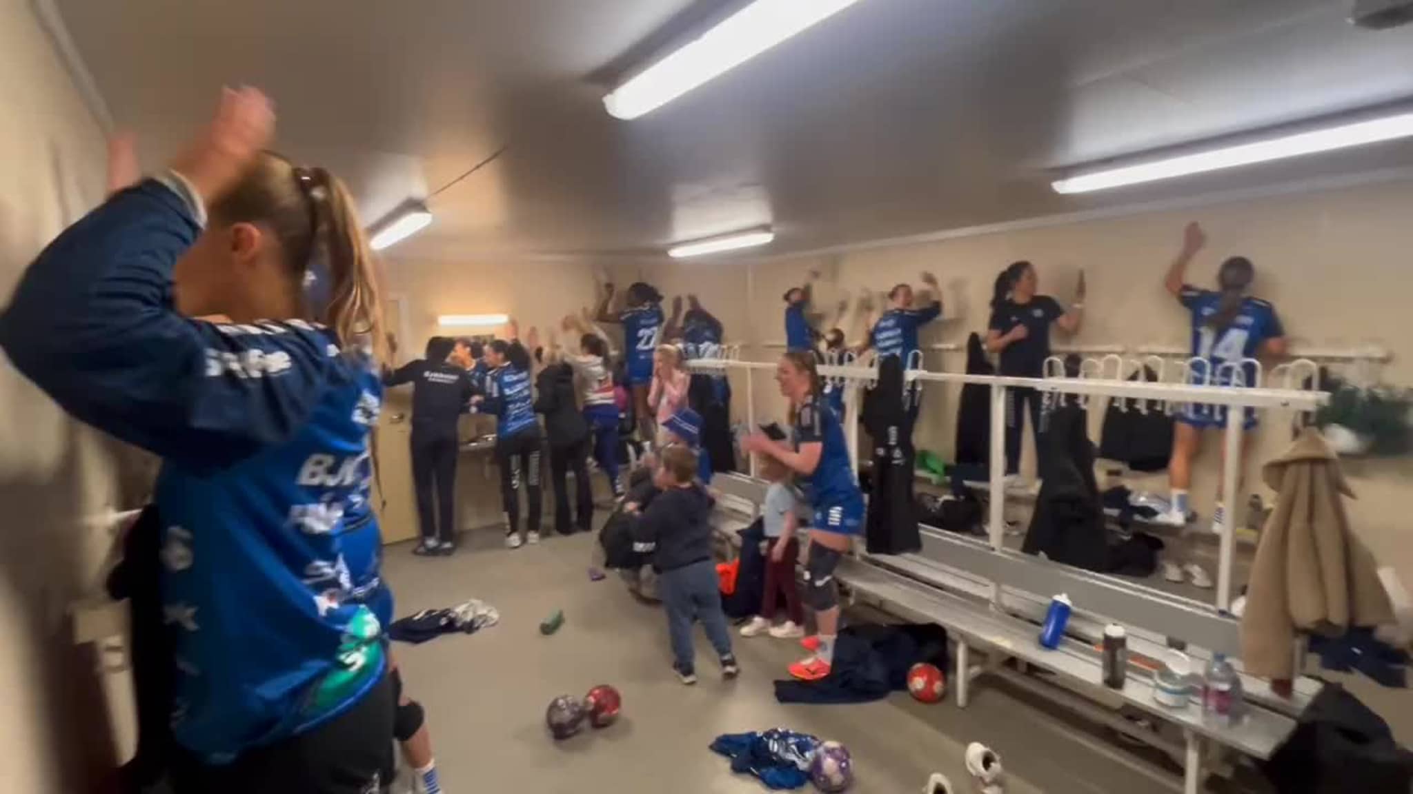 Full jubel i garderoben etter sesongens siste kamp