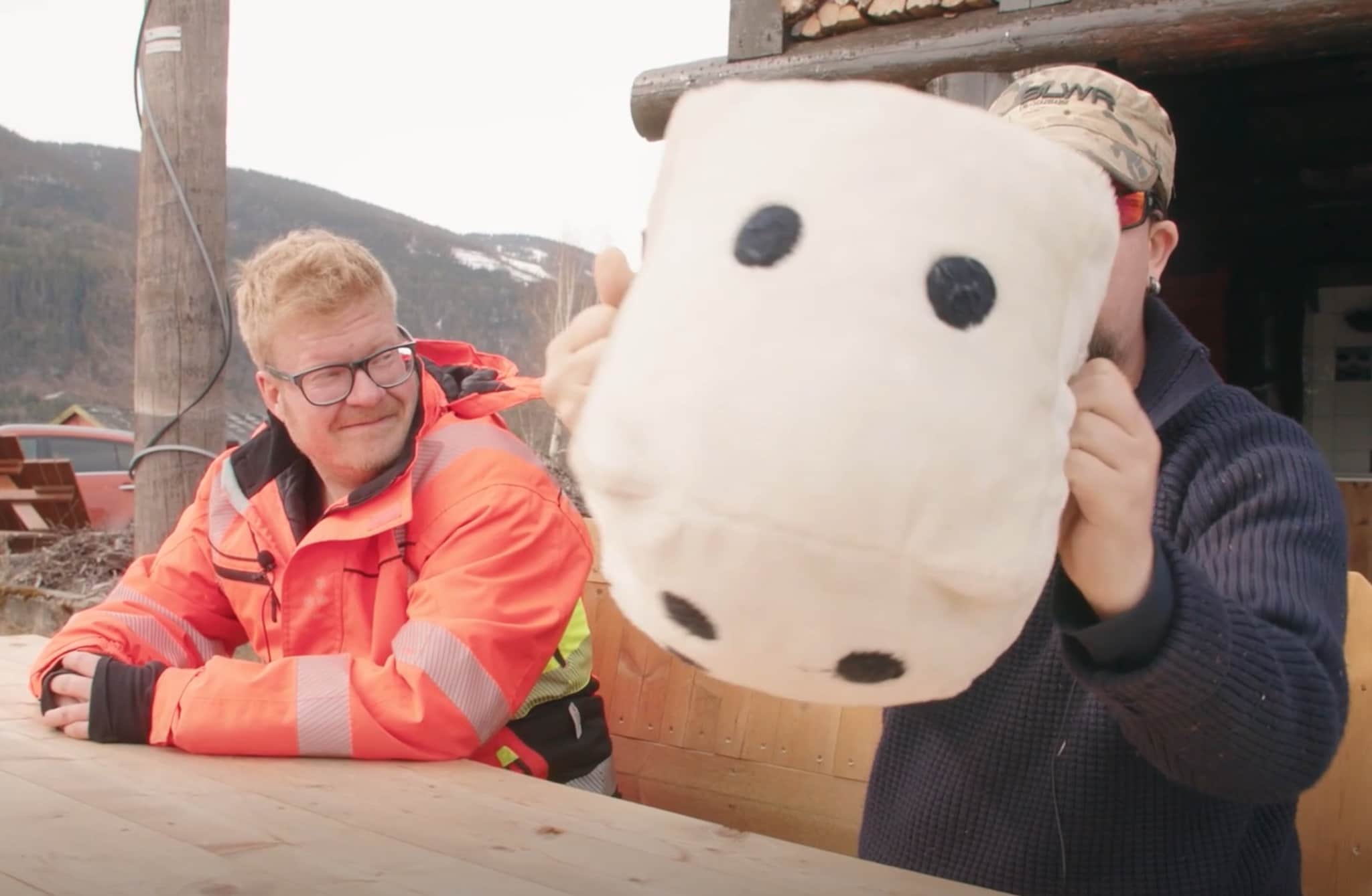 TV-SETT: Marit og Odd har prøvekjørt Fåvangs lengste bil: - Torger er helt rå til å kjøre!