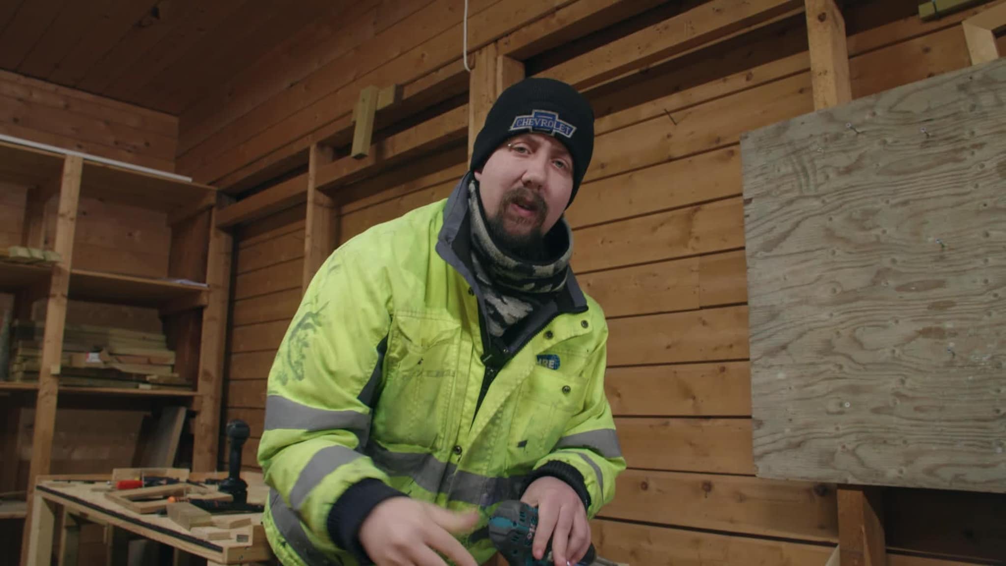 Thomas og Mats Erik har besøkt maskinfører Tor, og gutta setter seg i førersetet