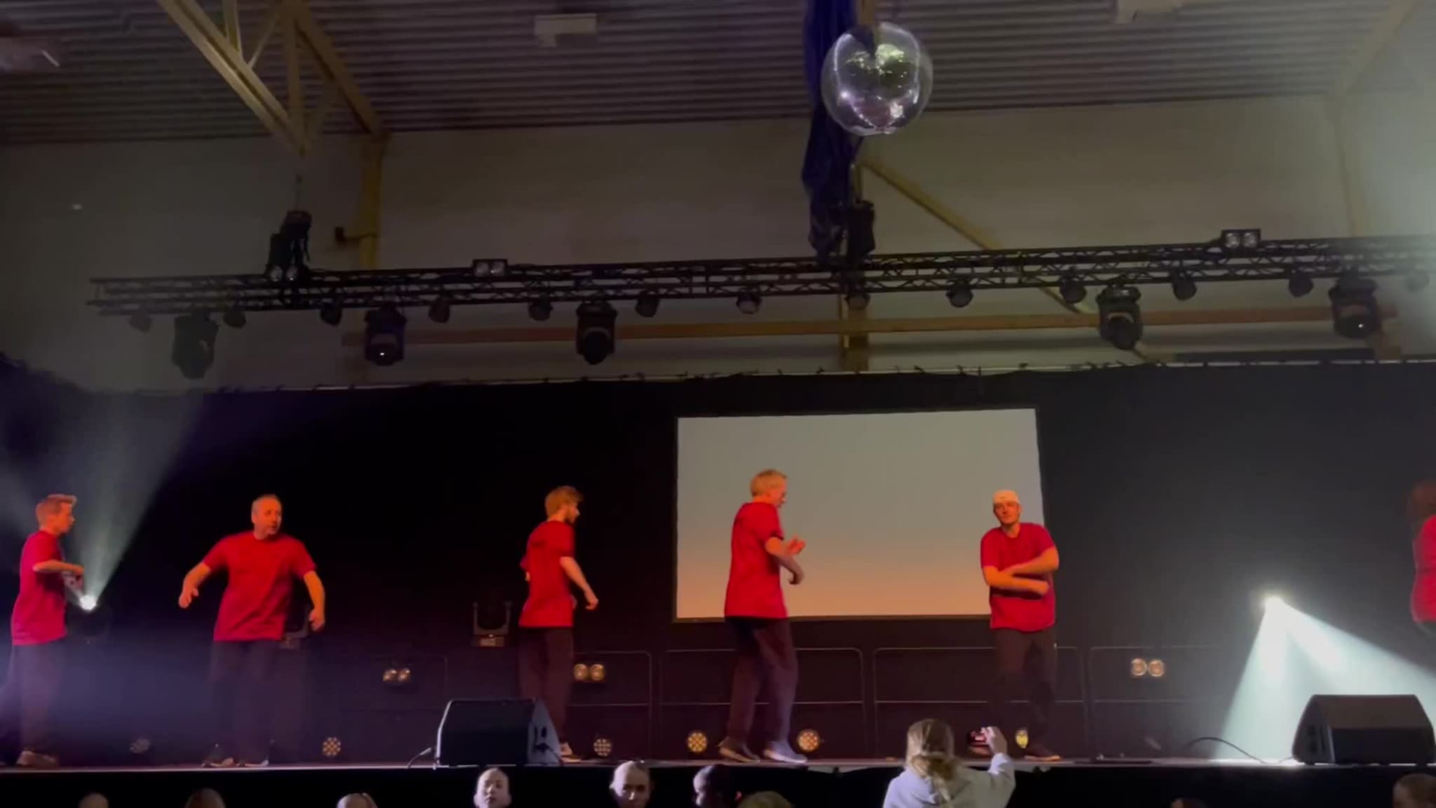 Her står gjengen i Horten Elektriske på scenen framfor fullsatt sal