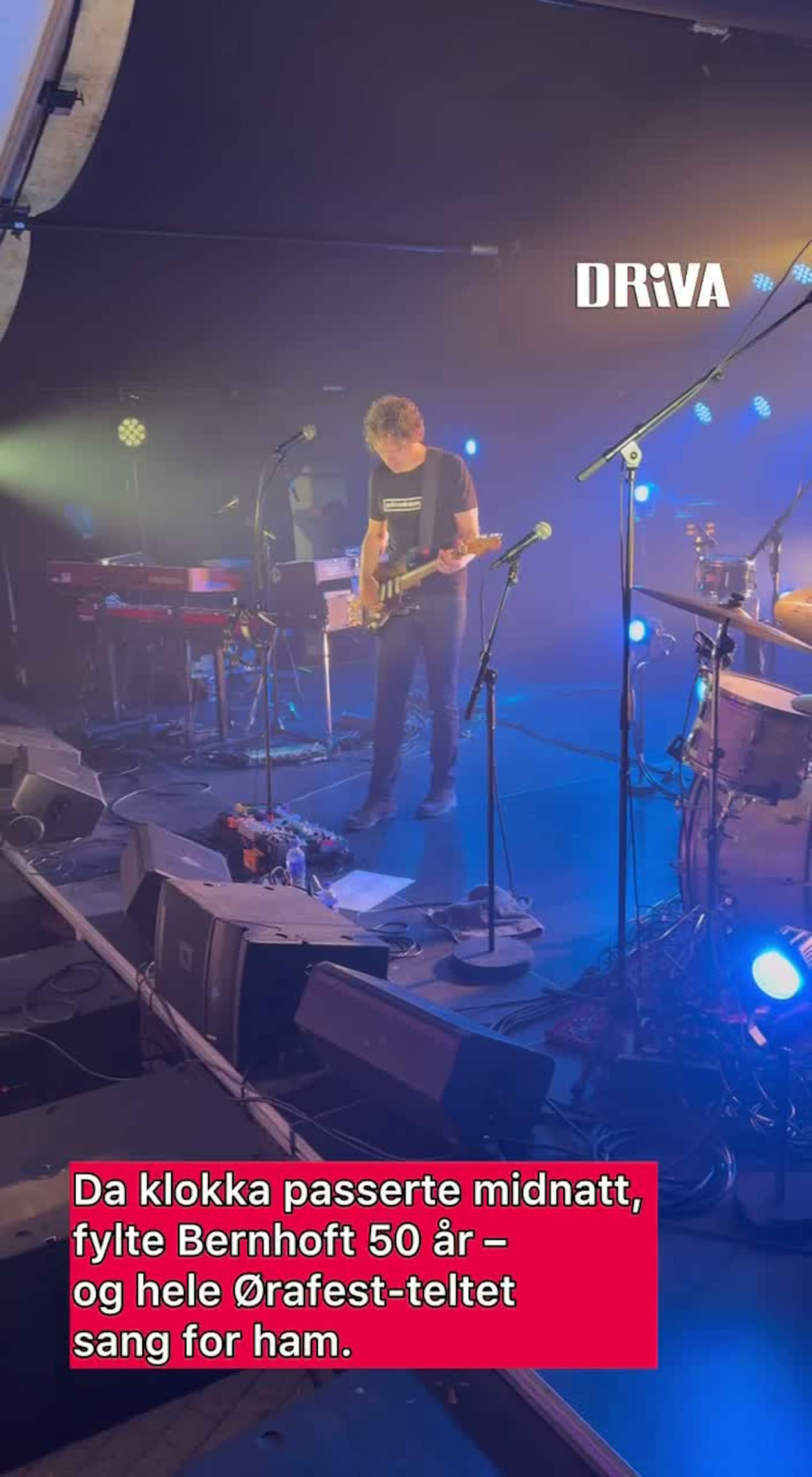 Her synger publikum bursdagssang for Bernhoft