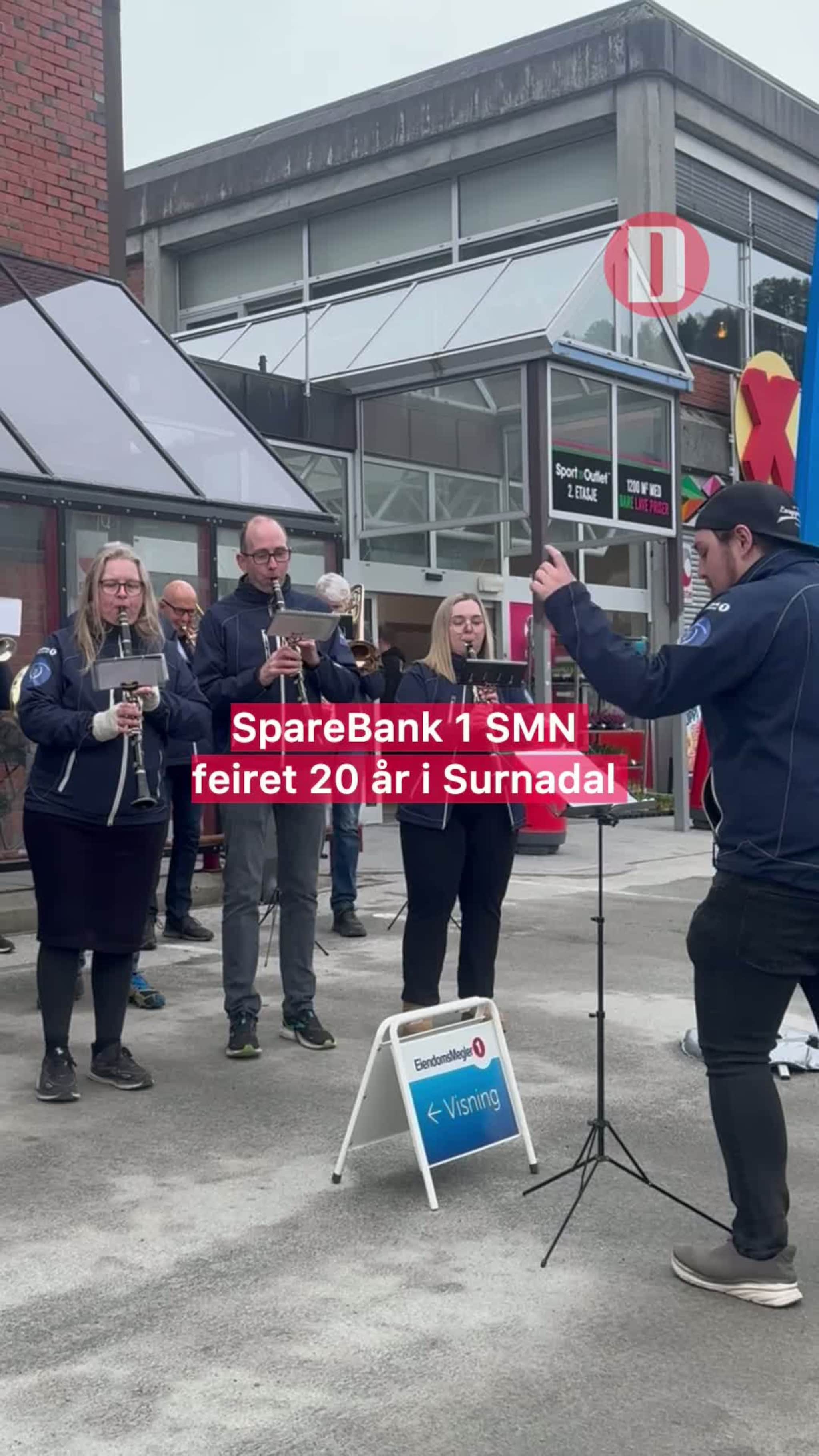 SpareBank 1 SMN feiret 20 år i Surnadal fredag. Jubileet ble markert med korpsmusikk, kake og gaver til lokalmiljøet.