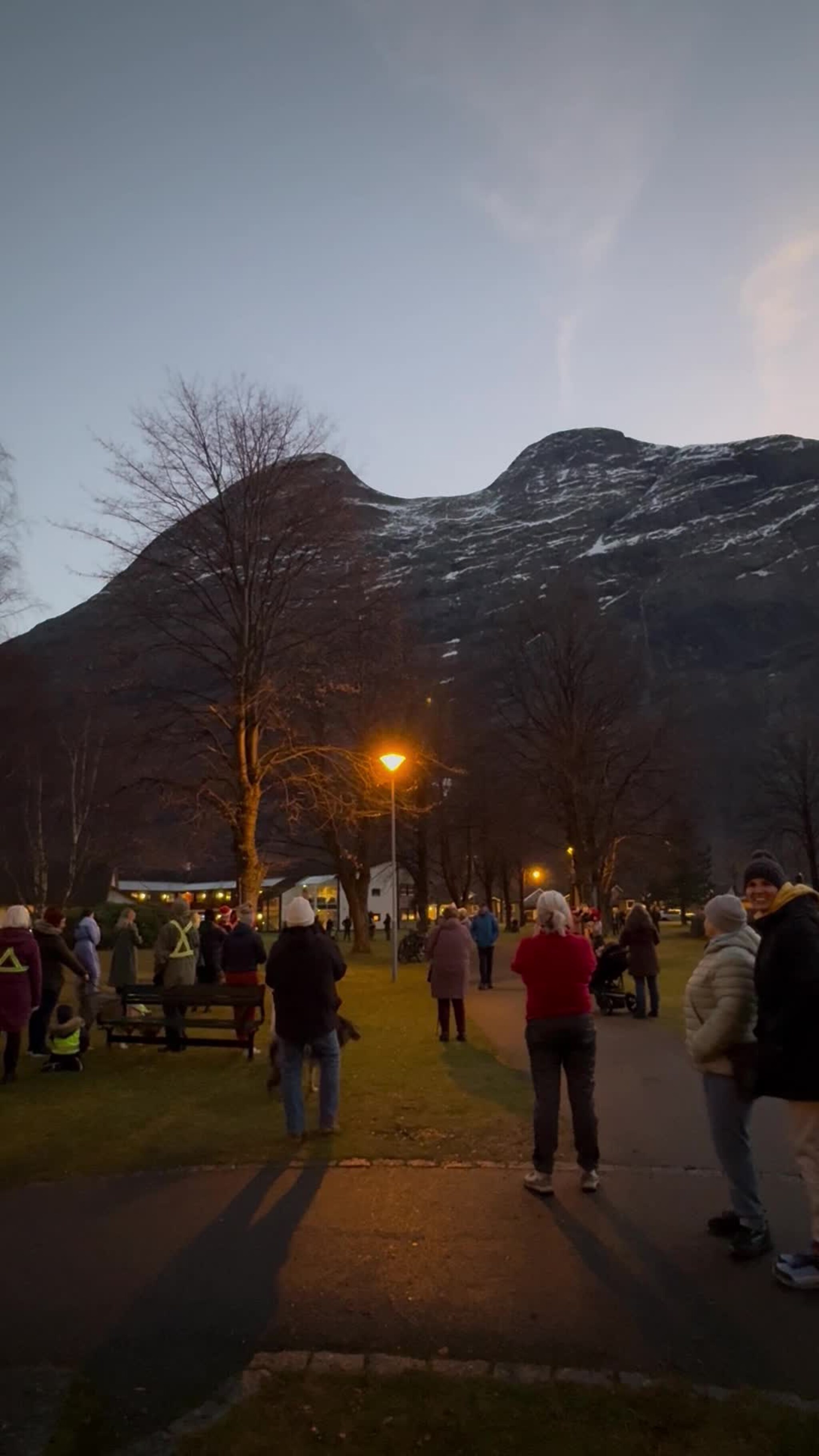 Tenning av lys i Helsetunparken