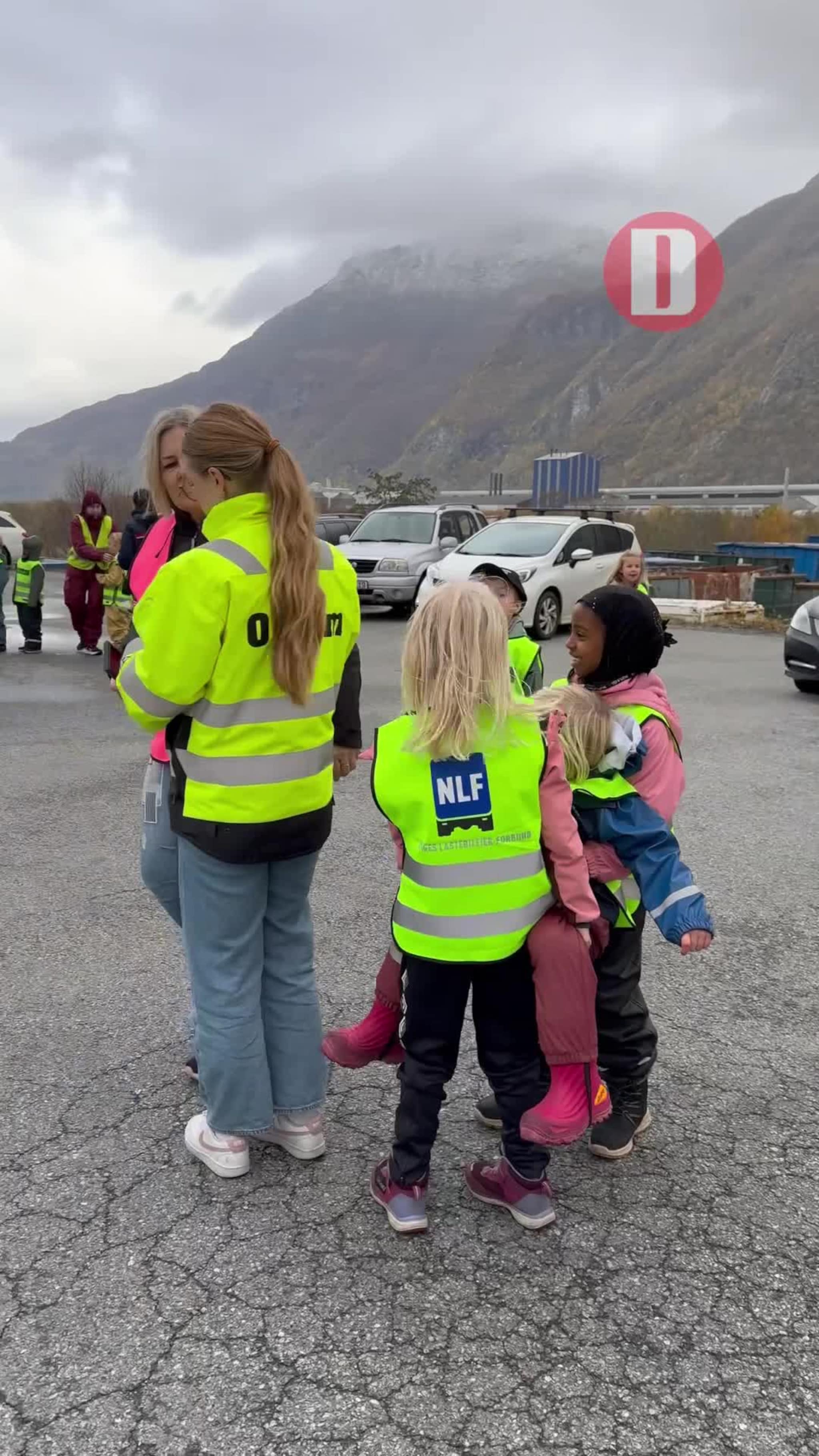 Førsteklassingene fra Sande skole markerte refleksdagen med film, pizza og praktisk trafikklæring.