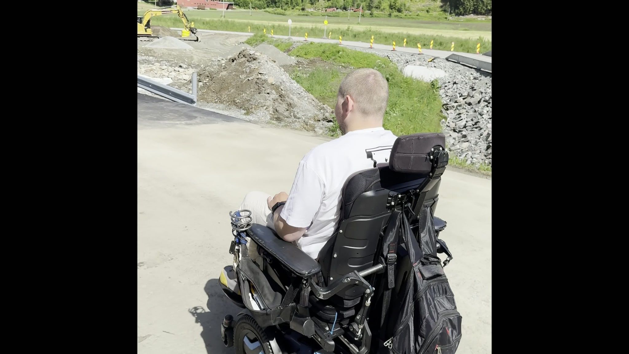 Den første trafikken over den nye brua ved Belemyran i Surnadal
