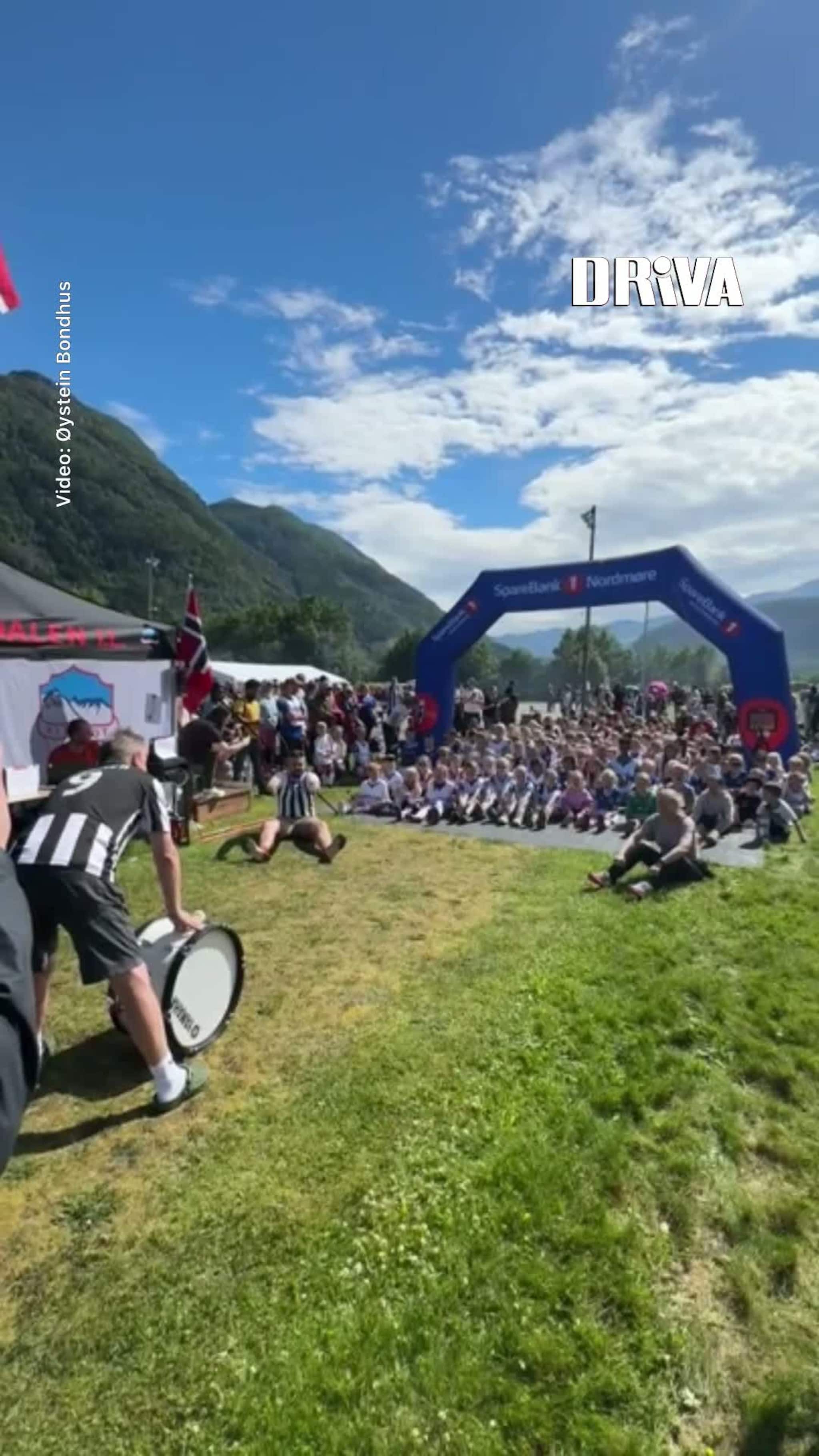 Før Mini-Ræta startet, slo Knut Bergli på stortromma og fikk barna med på roing 