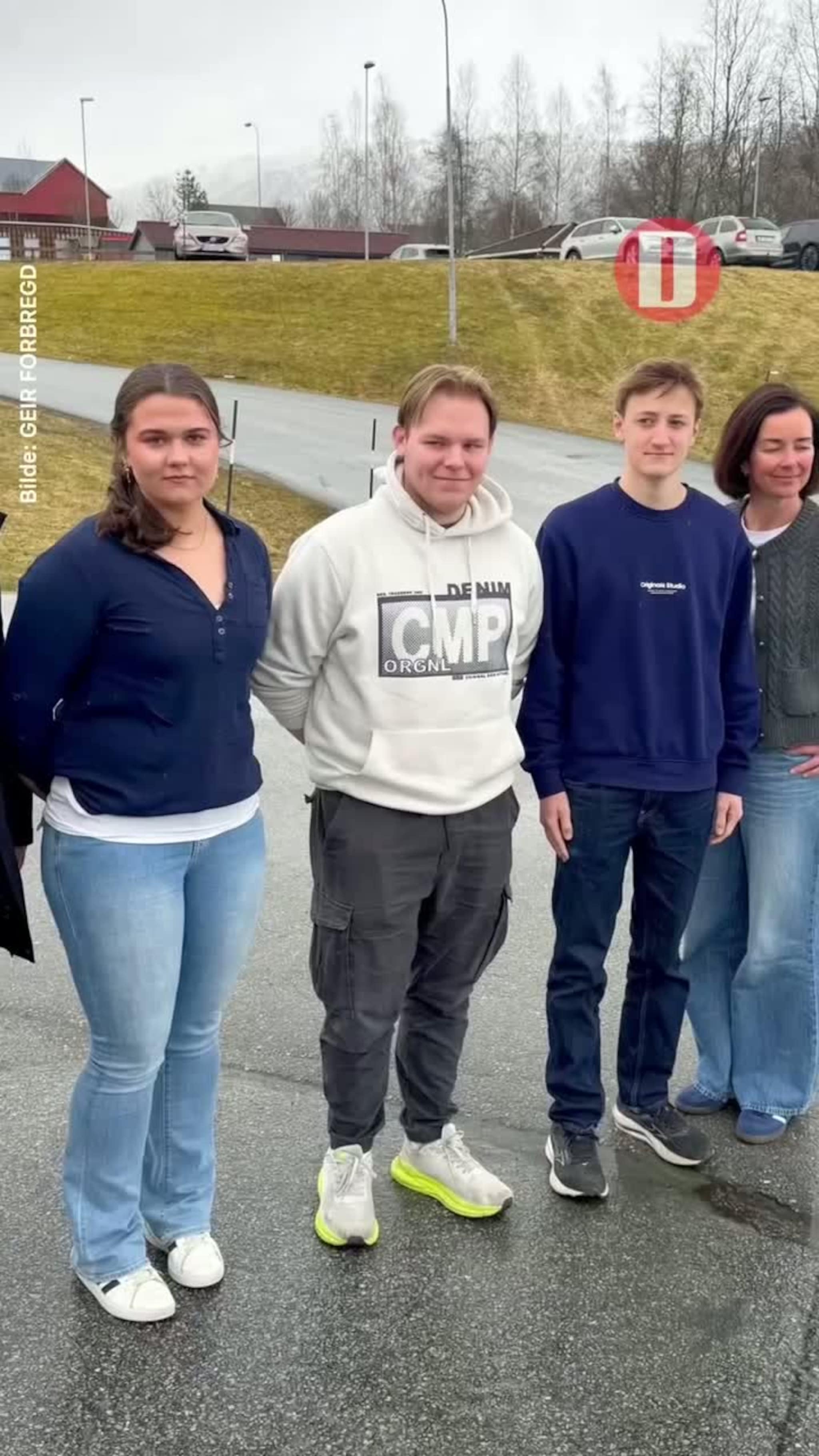 Ved Øye skole er trafikken fortsatt kaotisk.