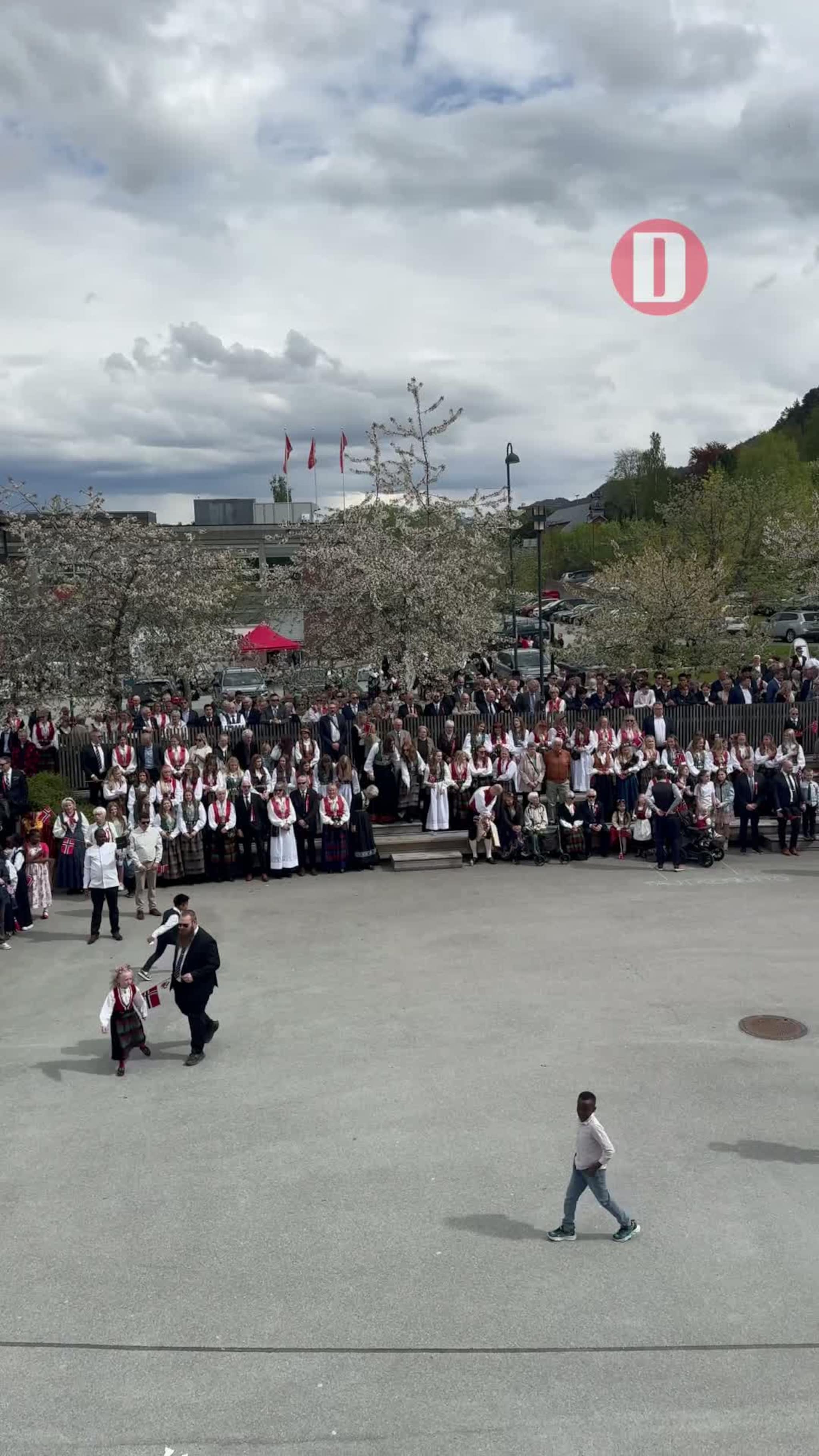 Nasjonalsangen over torget i Surnadal 