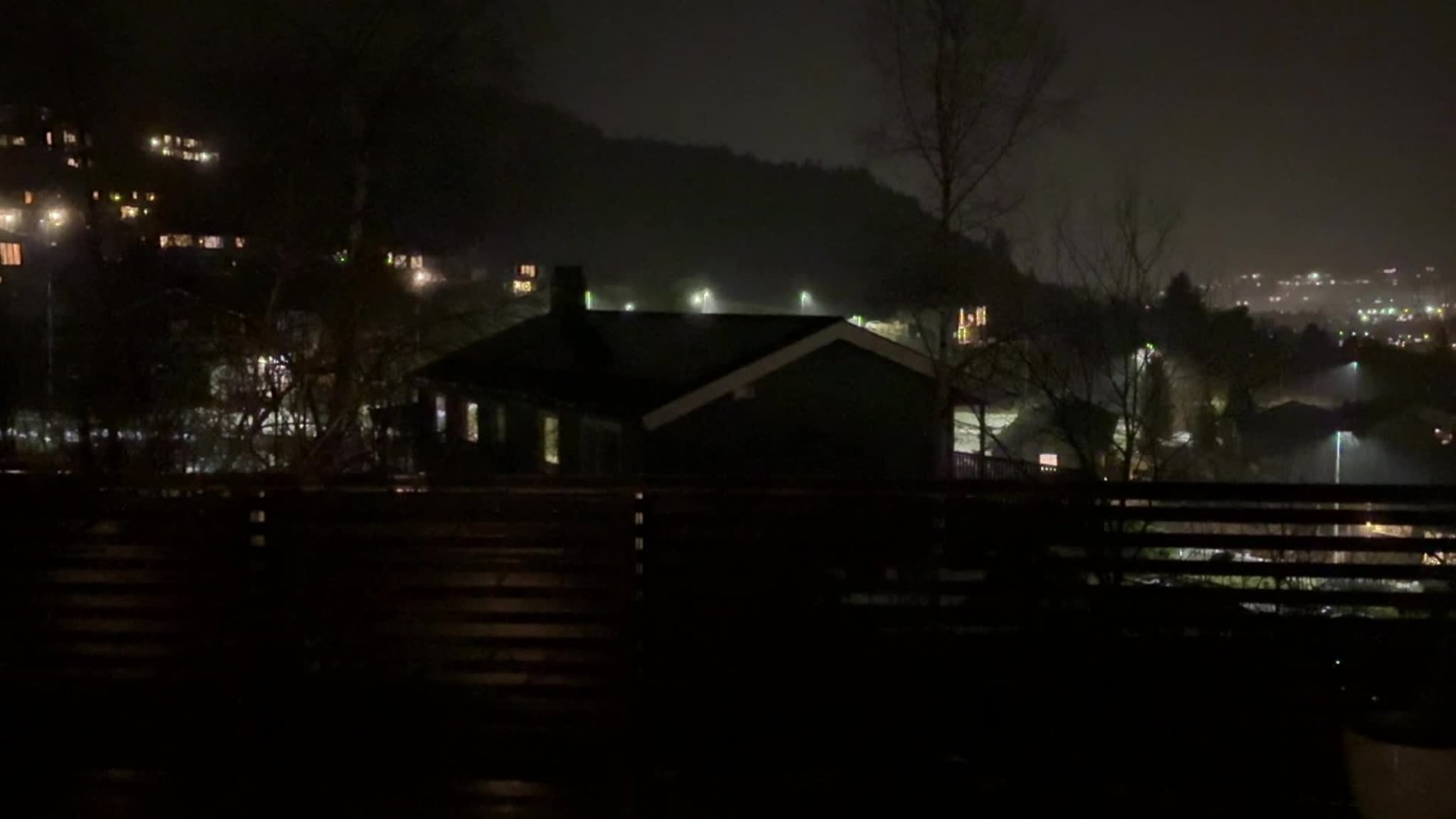 Gatelysene i Grytvegen i Surnadal blinker