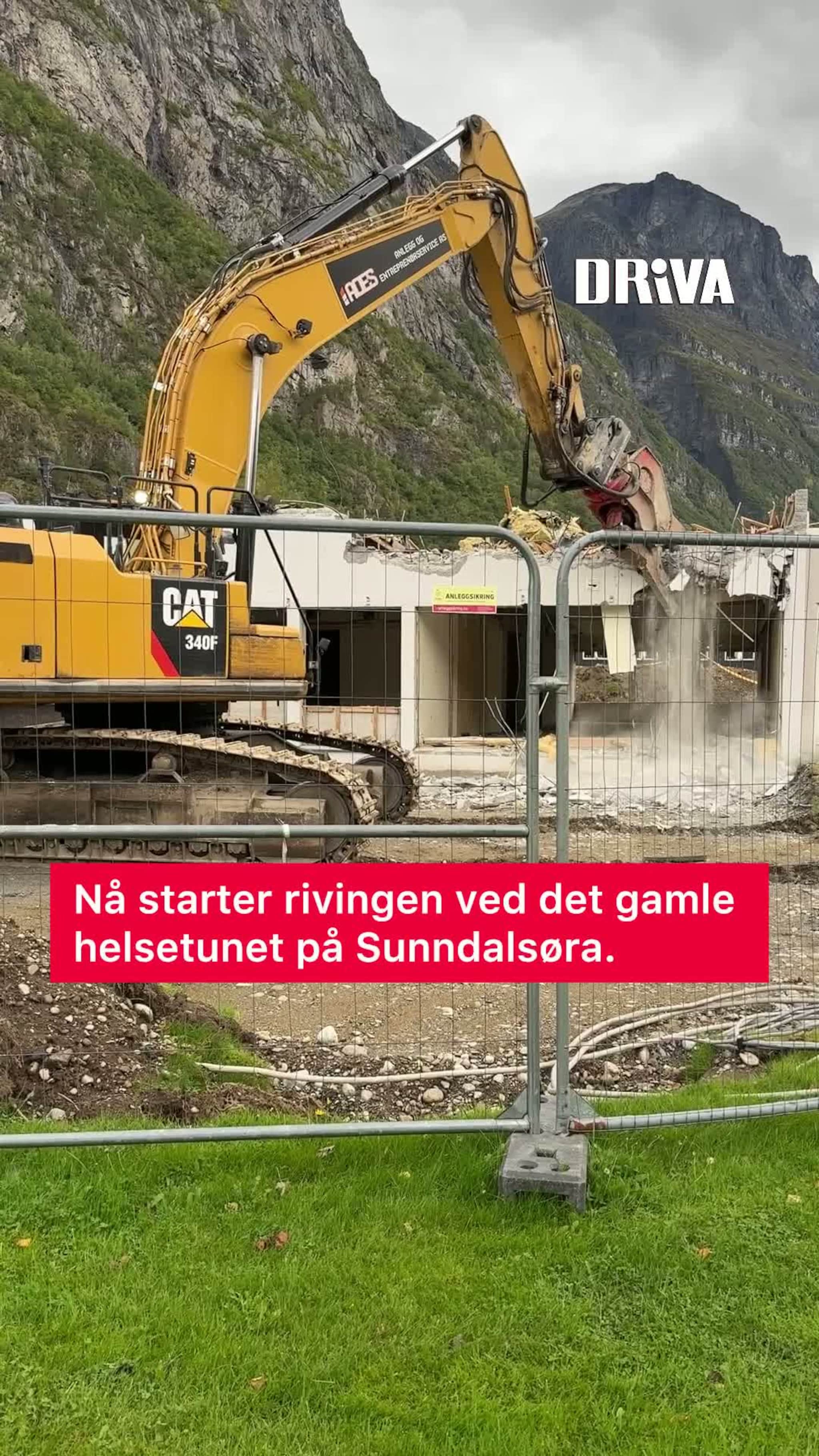 Etter flere år med planer og forberedelser er selve rivingen i gang. Se de første veggene gå ved det gamle helsetunet på Sunndalsøra – og les hva som skjer videre på driva.no.