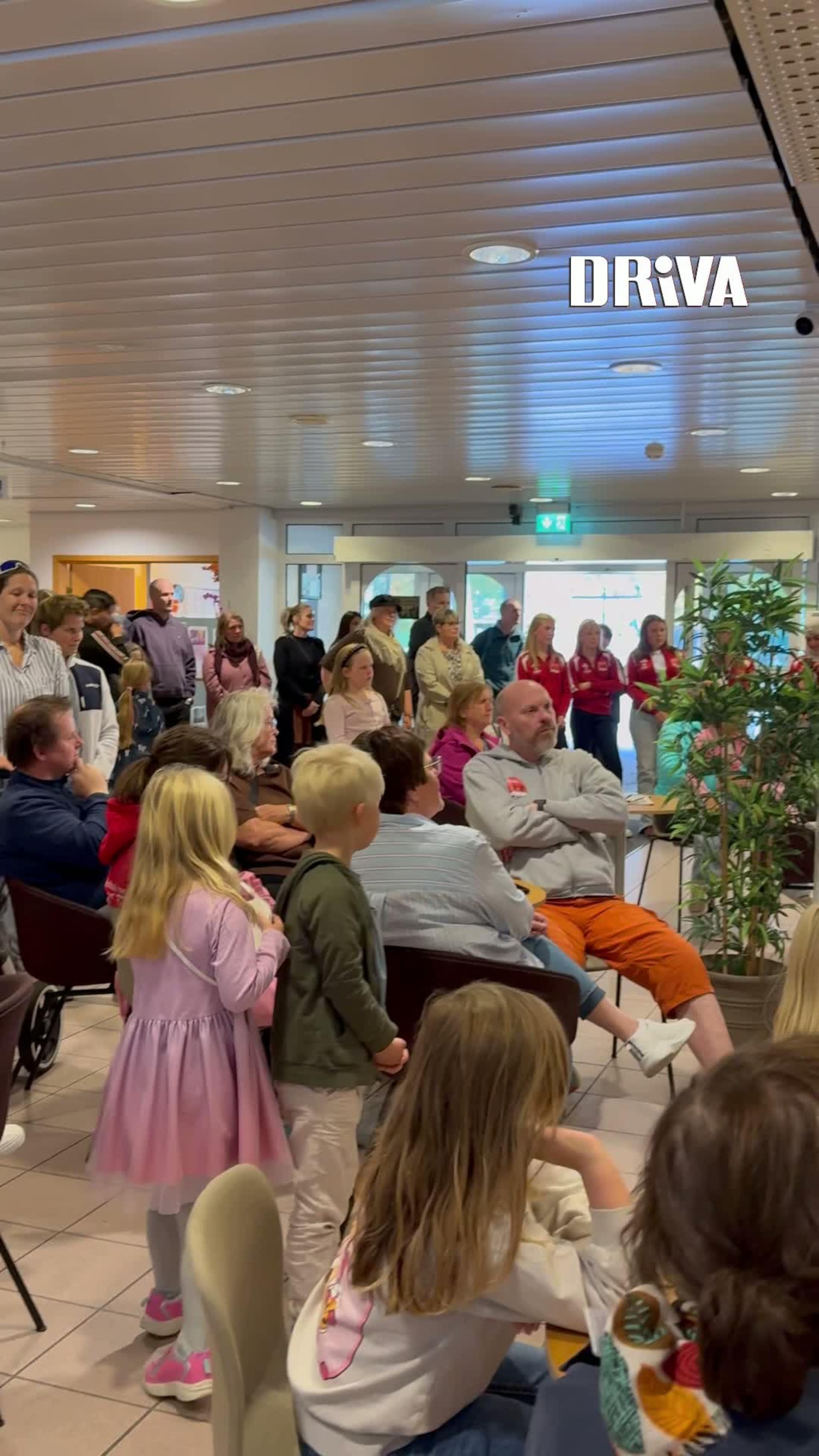    Samlet store og små rundt suppegrytene