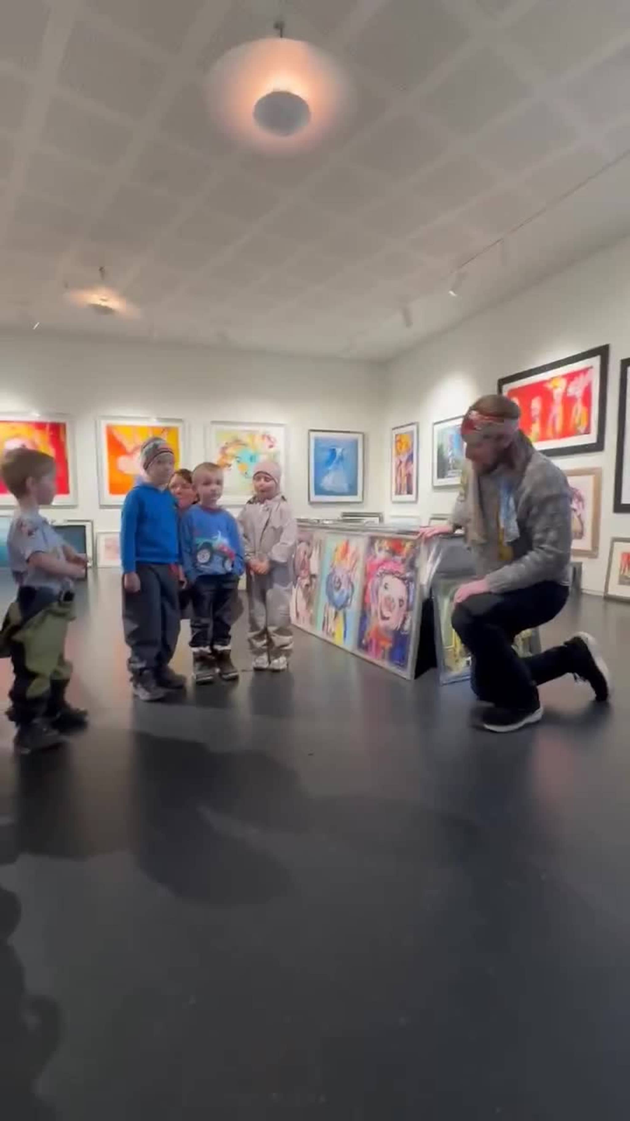 Barnehagebarn synger for Aune Sand i Surnadal kulturhus