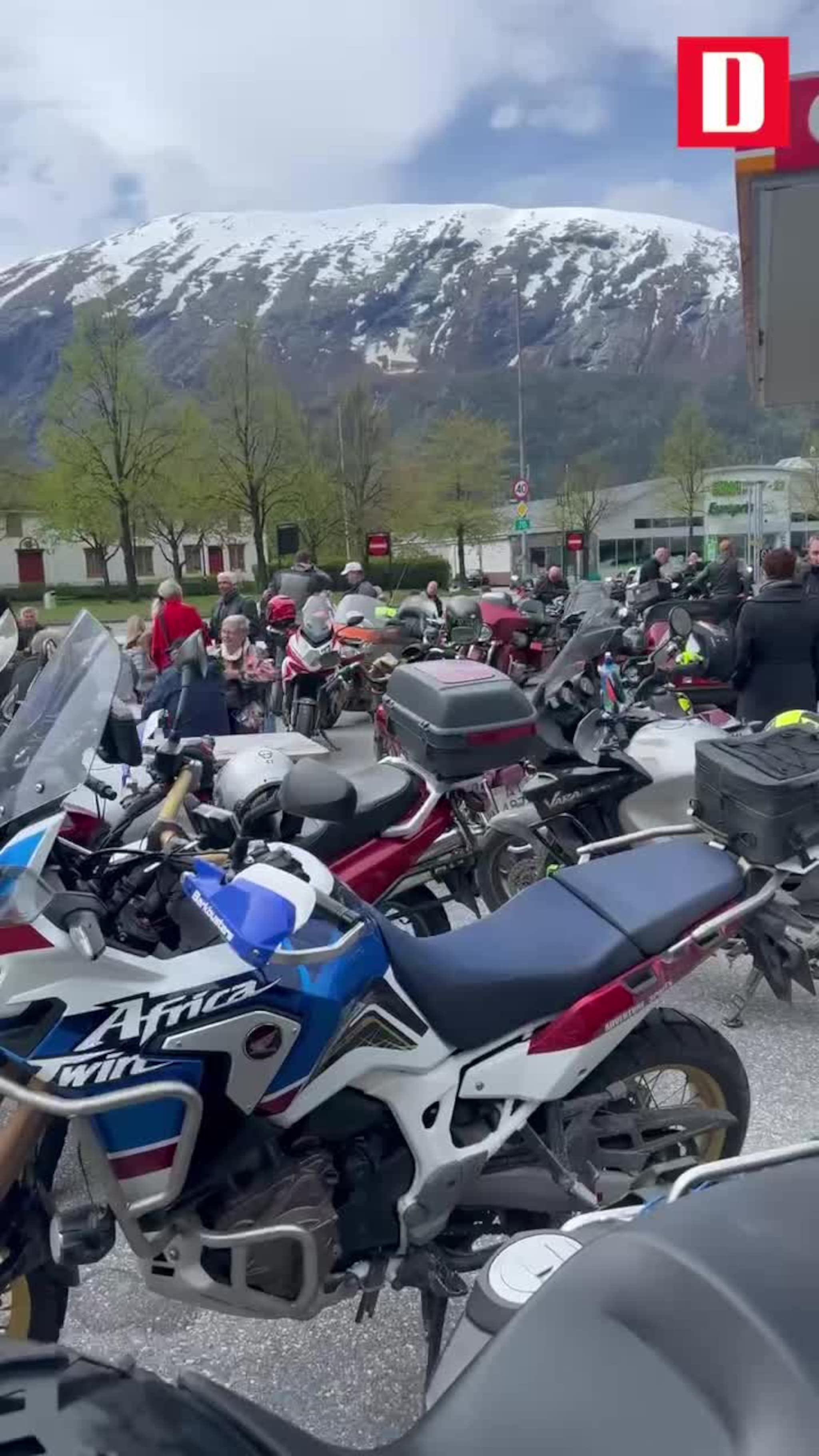 Motorsyklister fra hele området samlet seg i Sunndalsøra sentrum 1. mai – for kaffe, fellesskap og vårstemning.