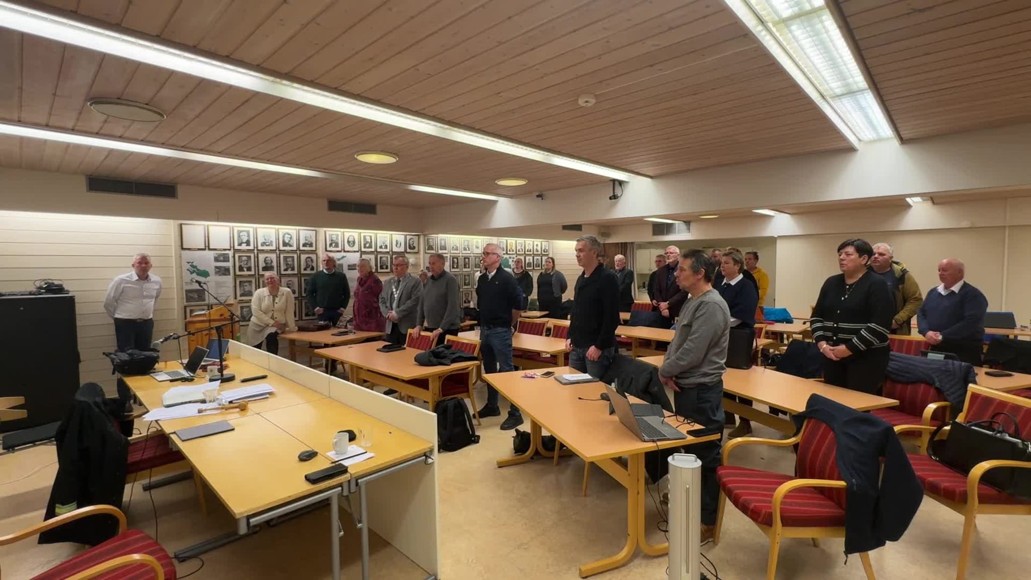 Kommunestyret i Surnadal synger "Deilig er jorden".