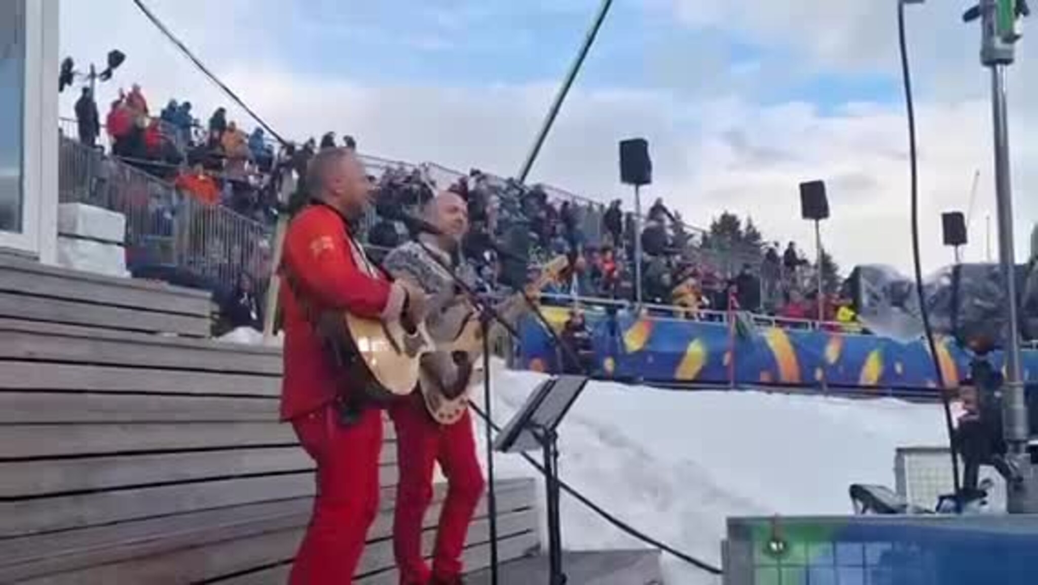 Svein Håvard Saksen (t.v.) og Torbjørn Kvande i Granåsen under Ski-VM.