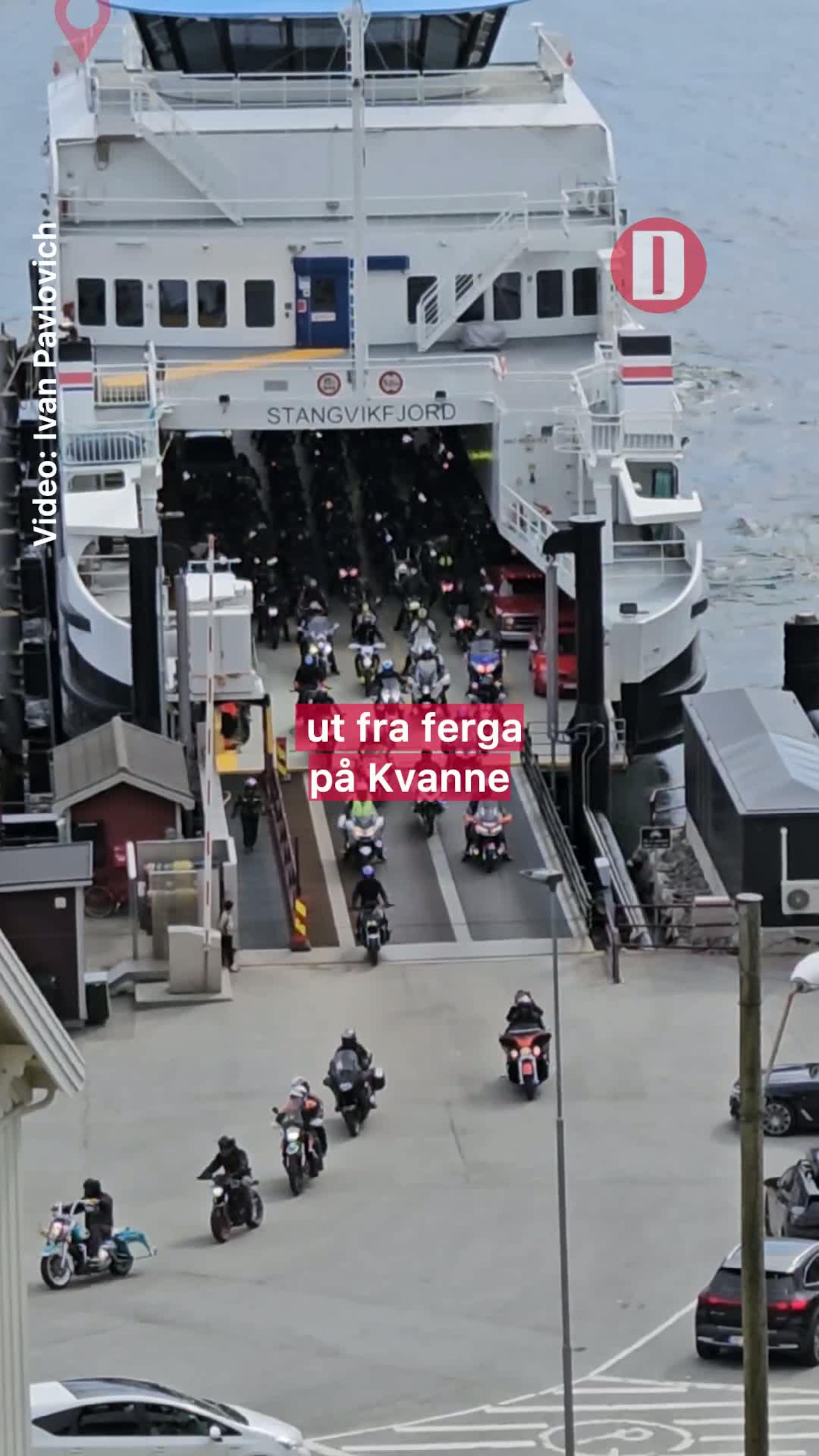 Her kjører flere titalls motorsykler ut fra ferga på Kvanne fredag ettermiddag.