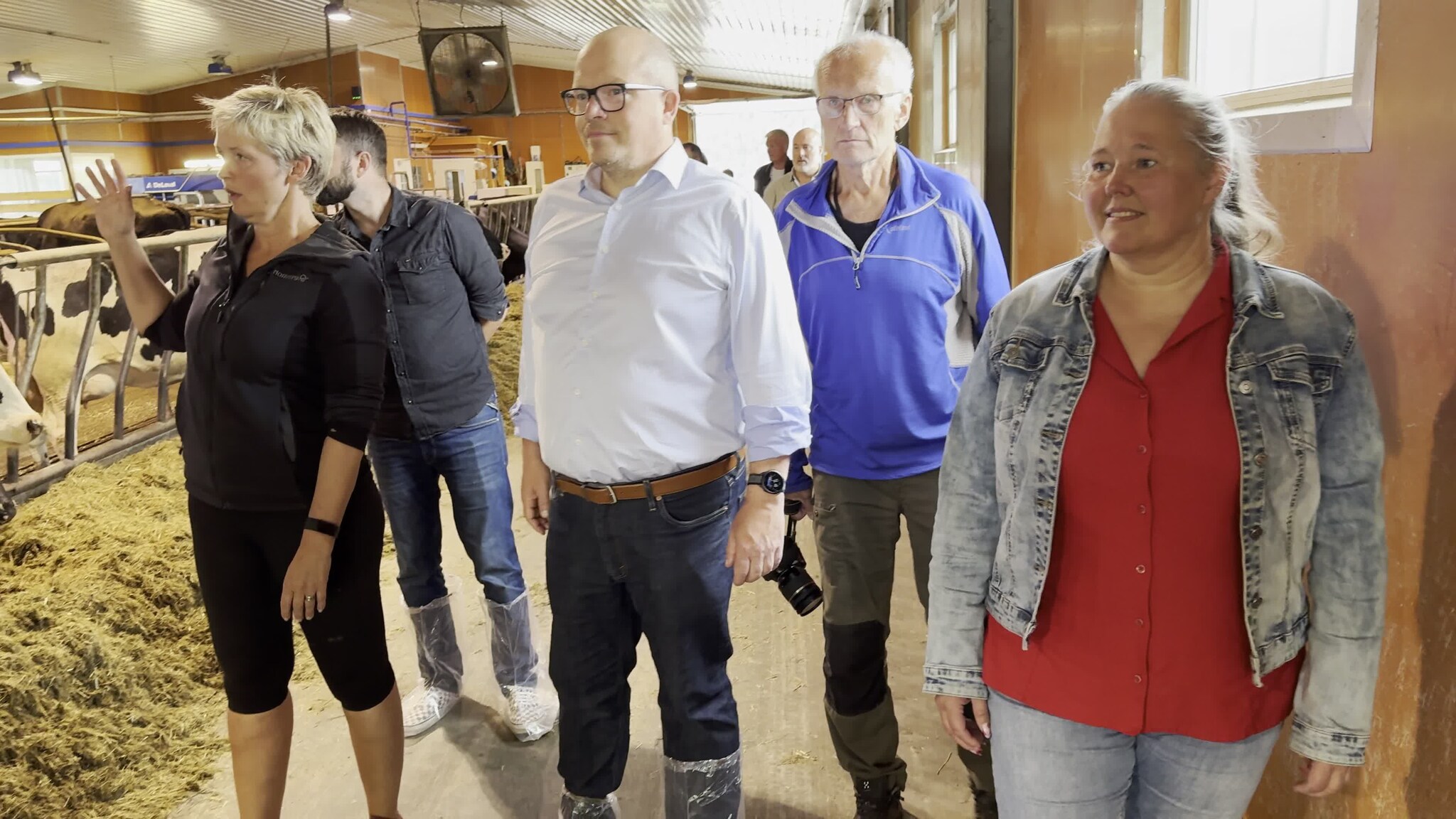 Stortingsrepresentant Per Vidar Kjølmoen på fjøsbesøk