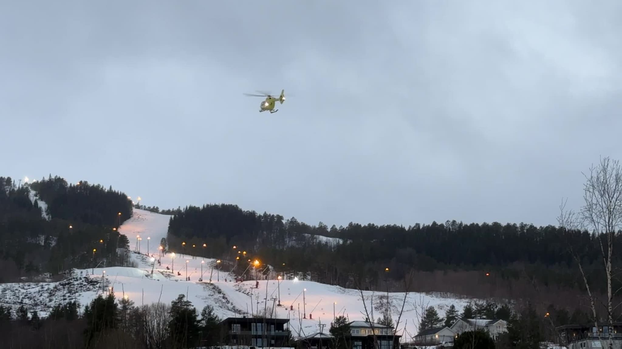 Ambulansehelikopter ankommer Sæterlia