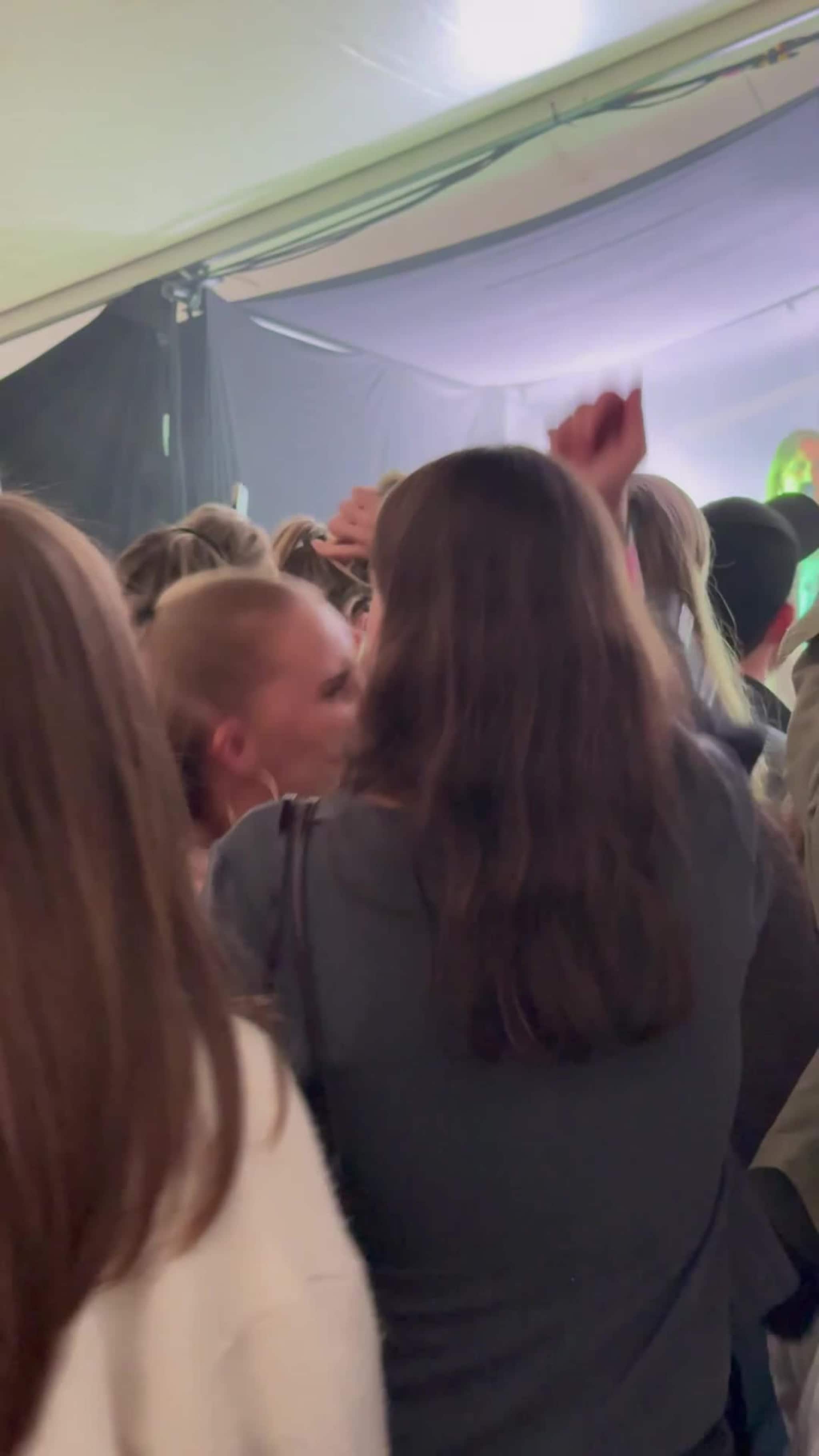 Fra første tone ble det allsang, jubel og feststemning i teltet.