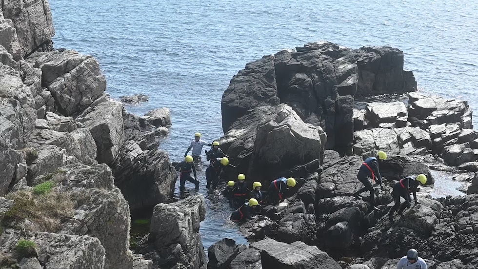 Coasteering: – Folk blir som barn