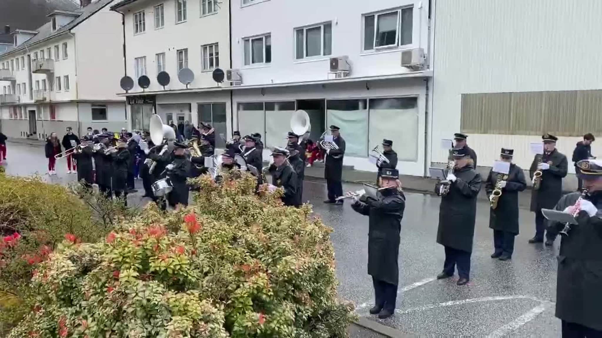 Kransenedlegging Måløy1 17. mai.mov