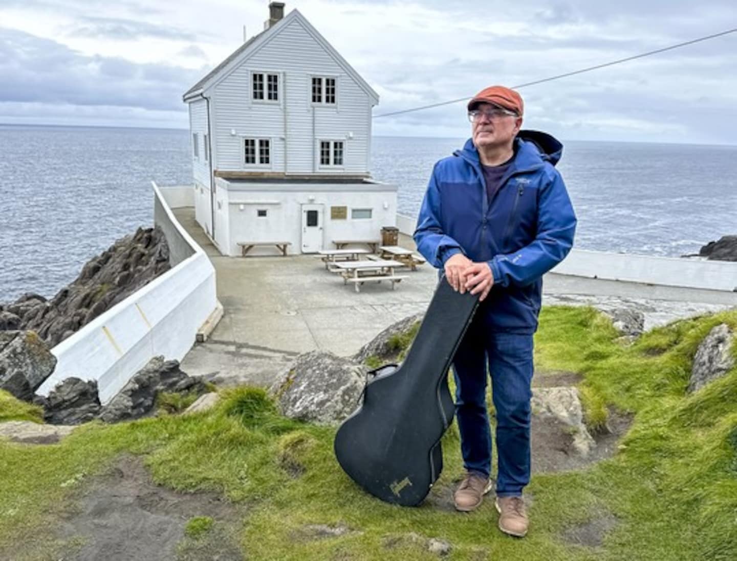 Det tok mange år før kollegaene til Helge var klar over at han også kan spele gitar