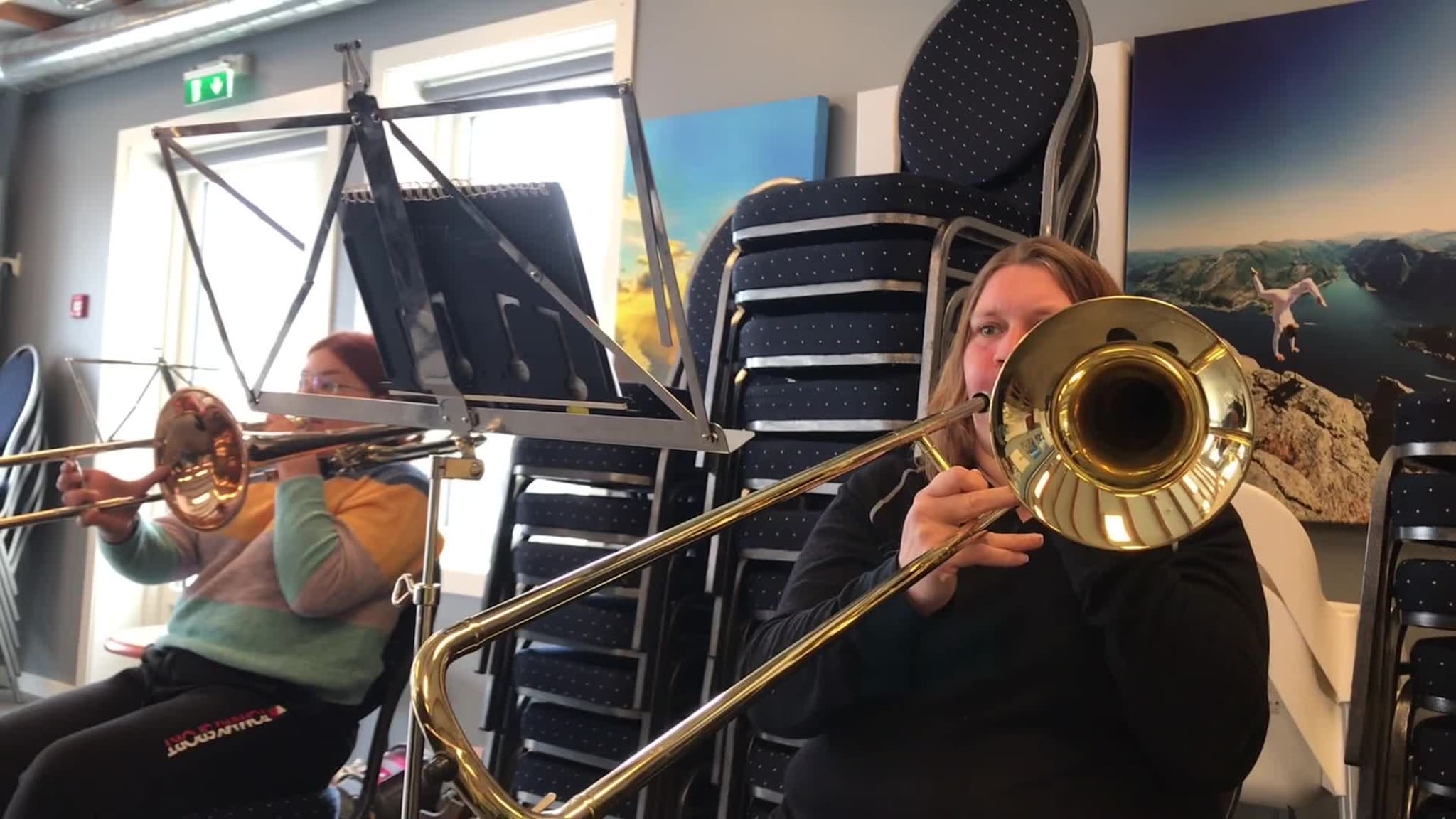 Kalvåg skulemusikk spelar til 17.mai.mov
