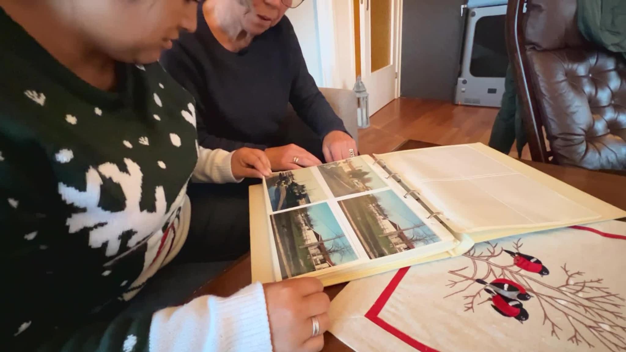 Marisol og mamma Gunhild ser gjennom albumet