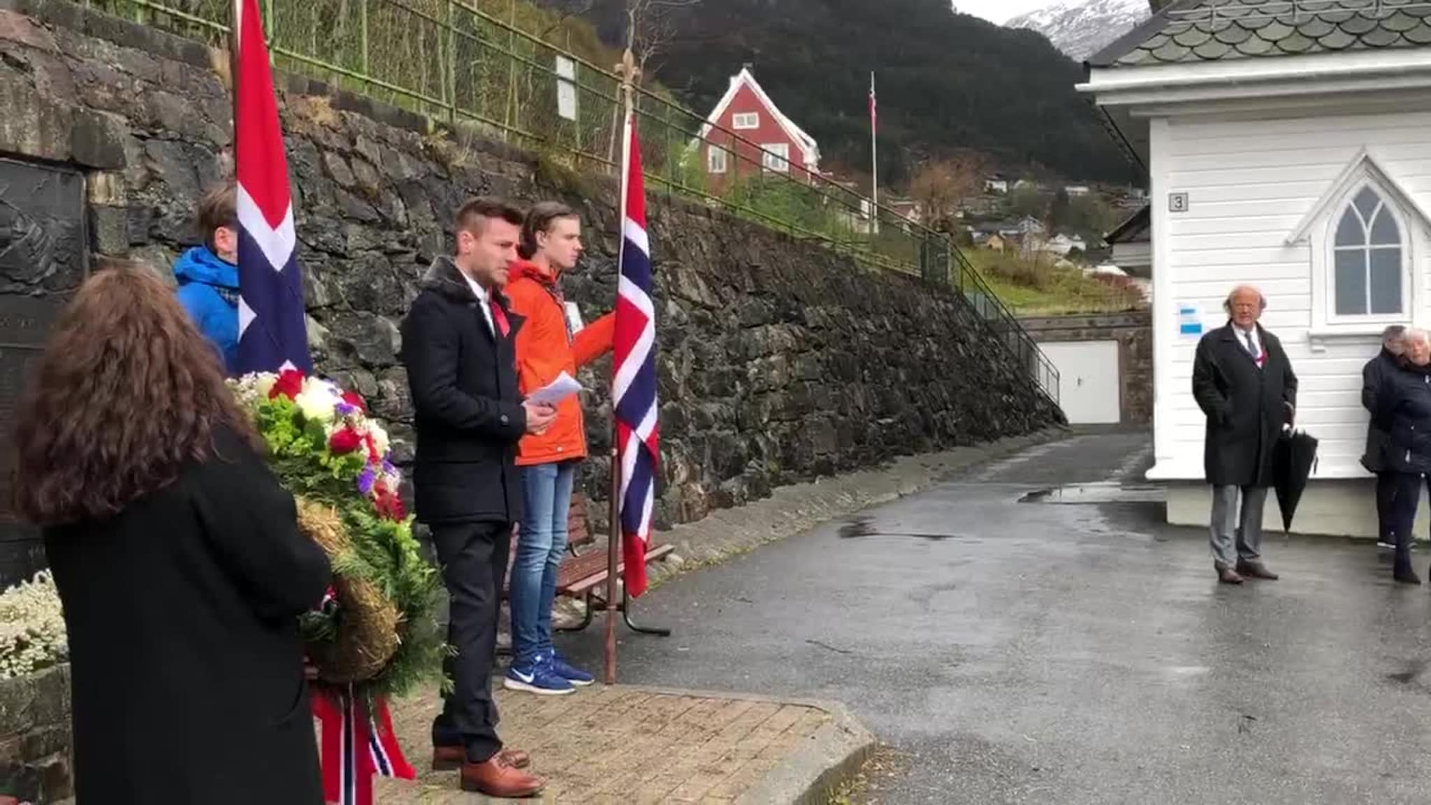 Kransenedlegging ved Sør-Vågsøy kirke.mov